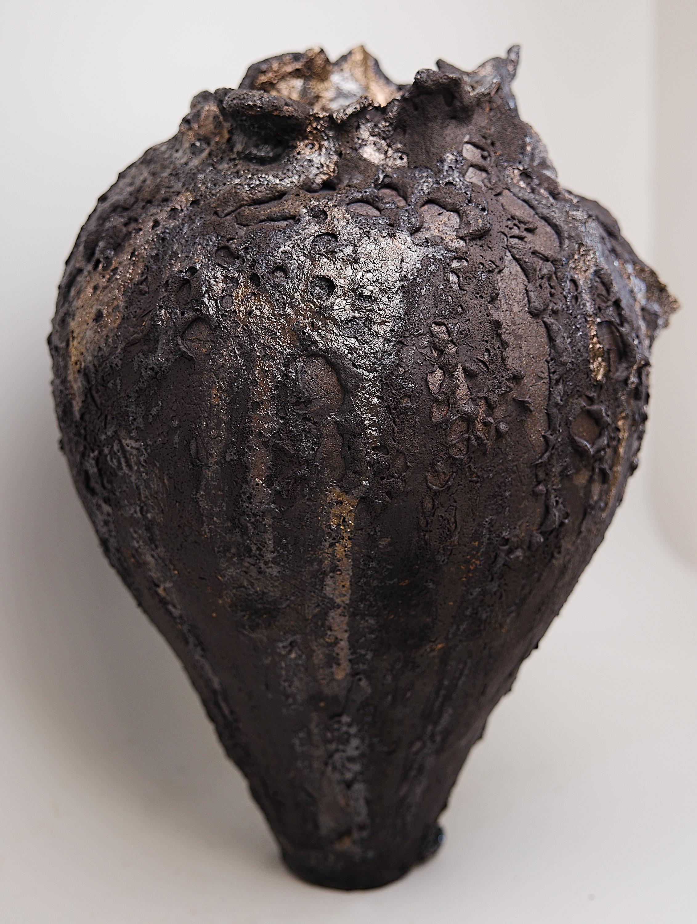 Moody Black  Groß  Freie Form Hand Made Vase (21. Jahrhundert und zeitgenössisch) im Angebot
