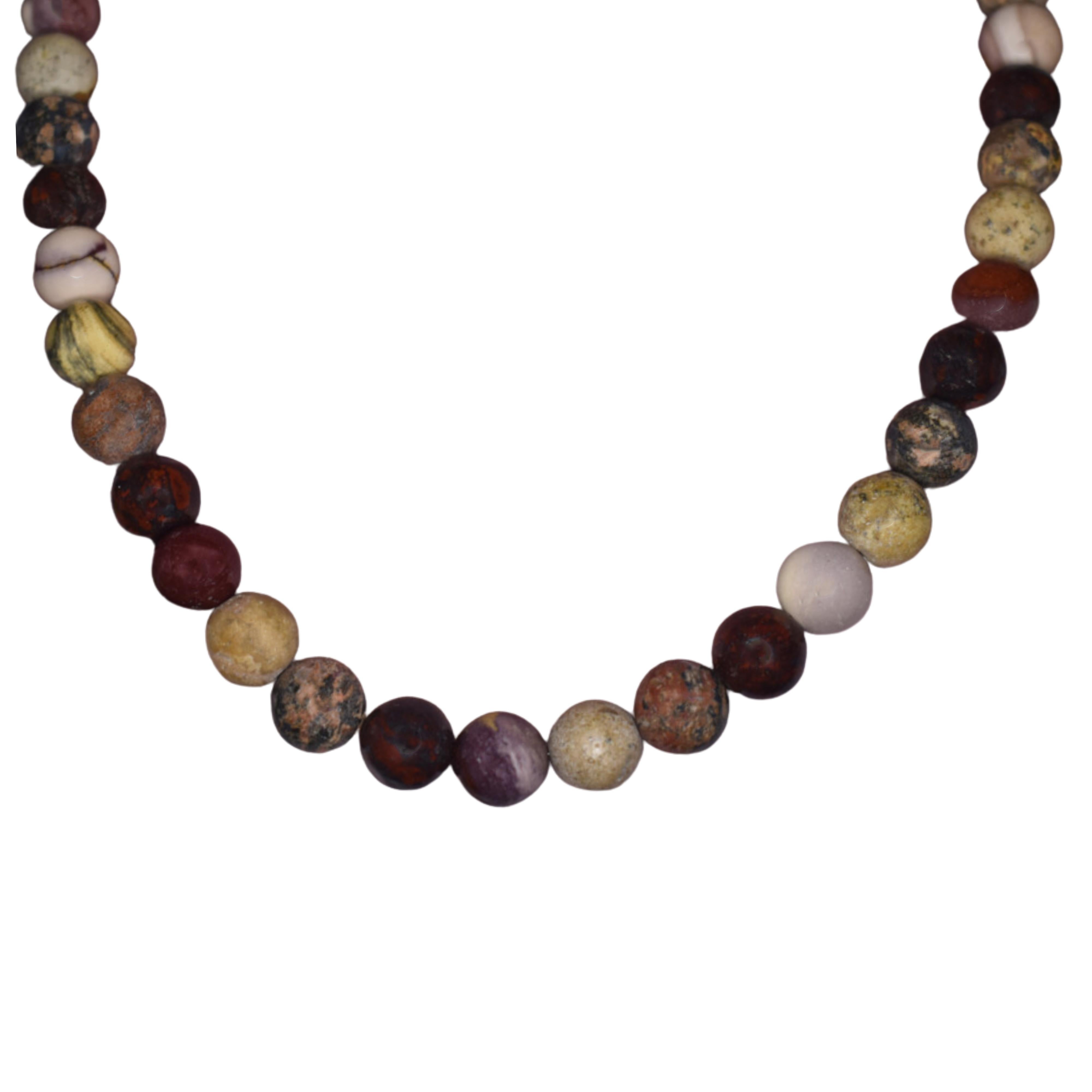 Prova l'eleganza terrena della nostra collana di perline di mookaite, diaspro quadro, diaspro leopardato e diaspro rosso, impreziosita da lussuosi accenti in oro 14k. Questo squisito pezzo combina una ricca gamma di pietre naturali, ognuna con una