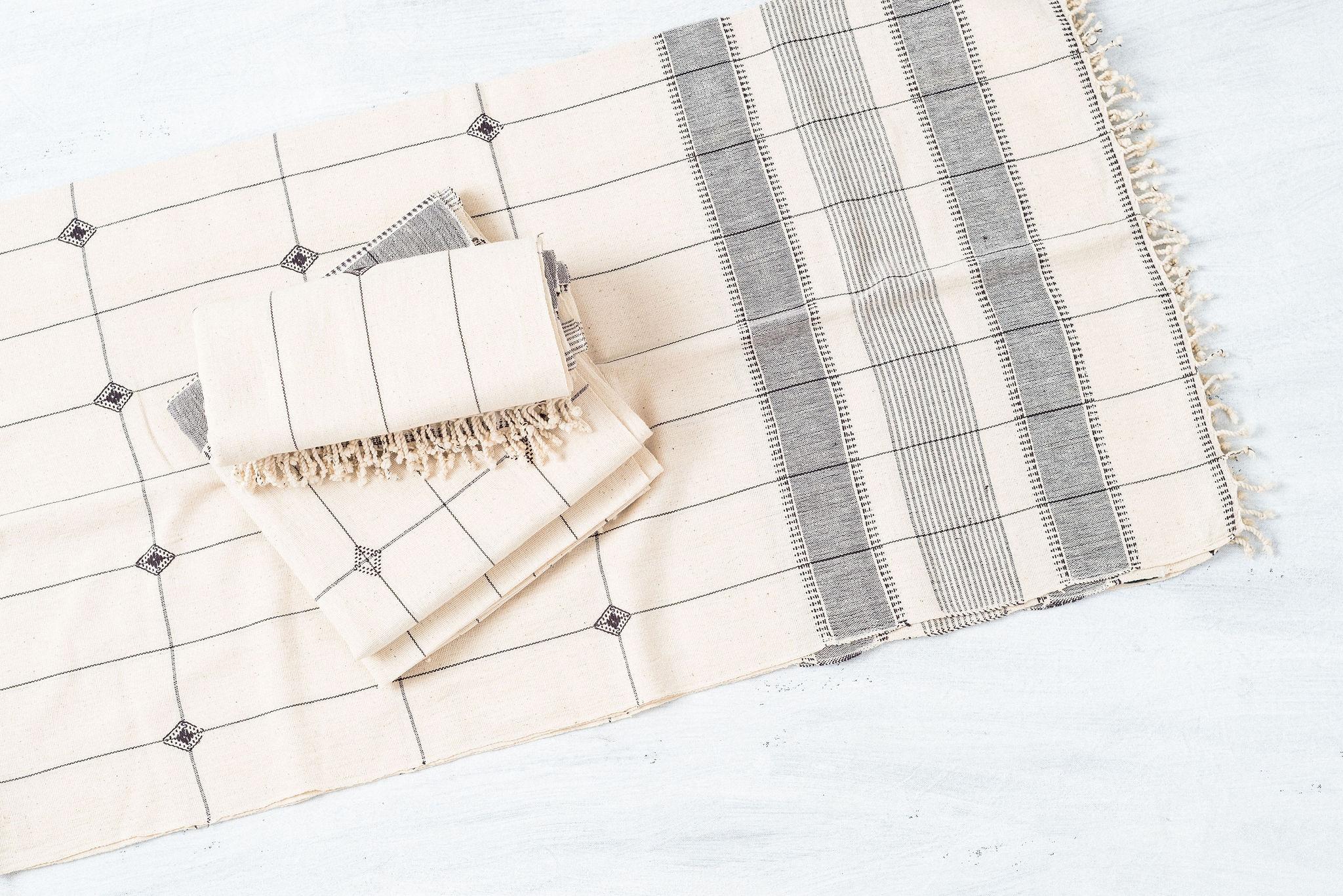 Copriletto Mool Handloom King Size in bianco e nero, in cotone biologico In condizioni Nuovo in vendita a Bloomfield Hills, MI
