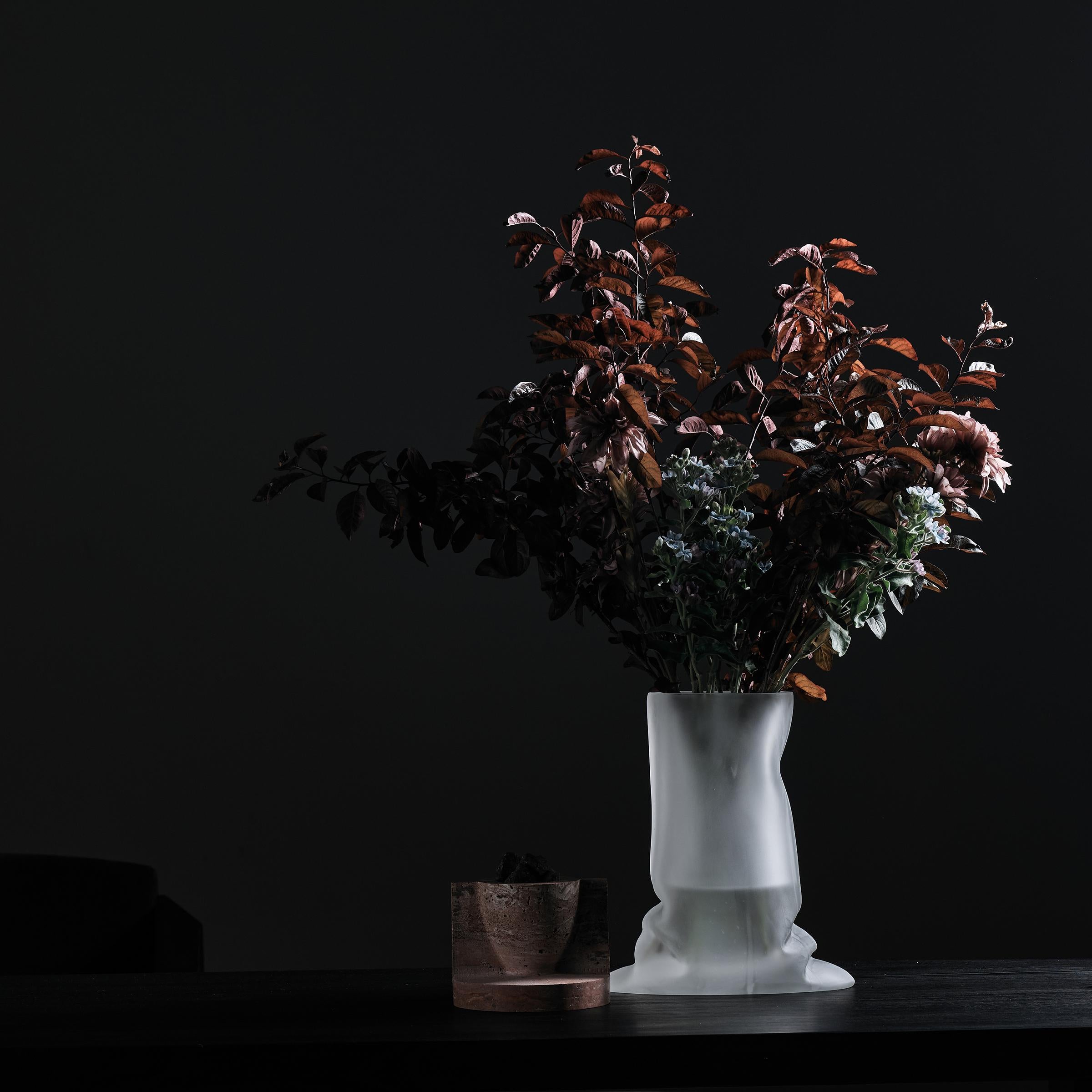 Vaso Mool di DAaZ
Dimensioni: D 18 x L 34 x H 40,9 cm.
Materiali: Cristallo.


DAaZ Furniture onora lo spirito di avventura. Accettiamo l'evasione dall'ordinario e ci rallegriamo della magia che si trova nell'inaspettato. La nostra abilità artistica
