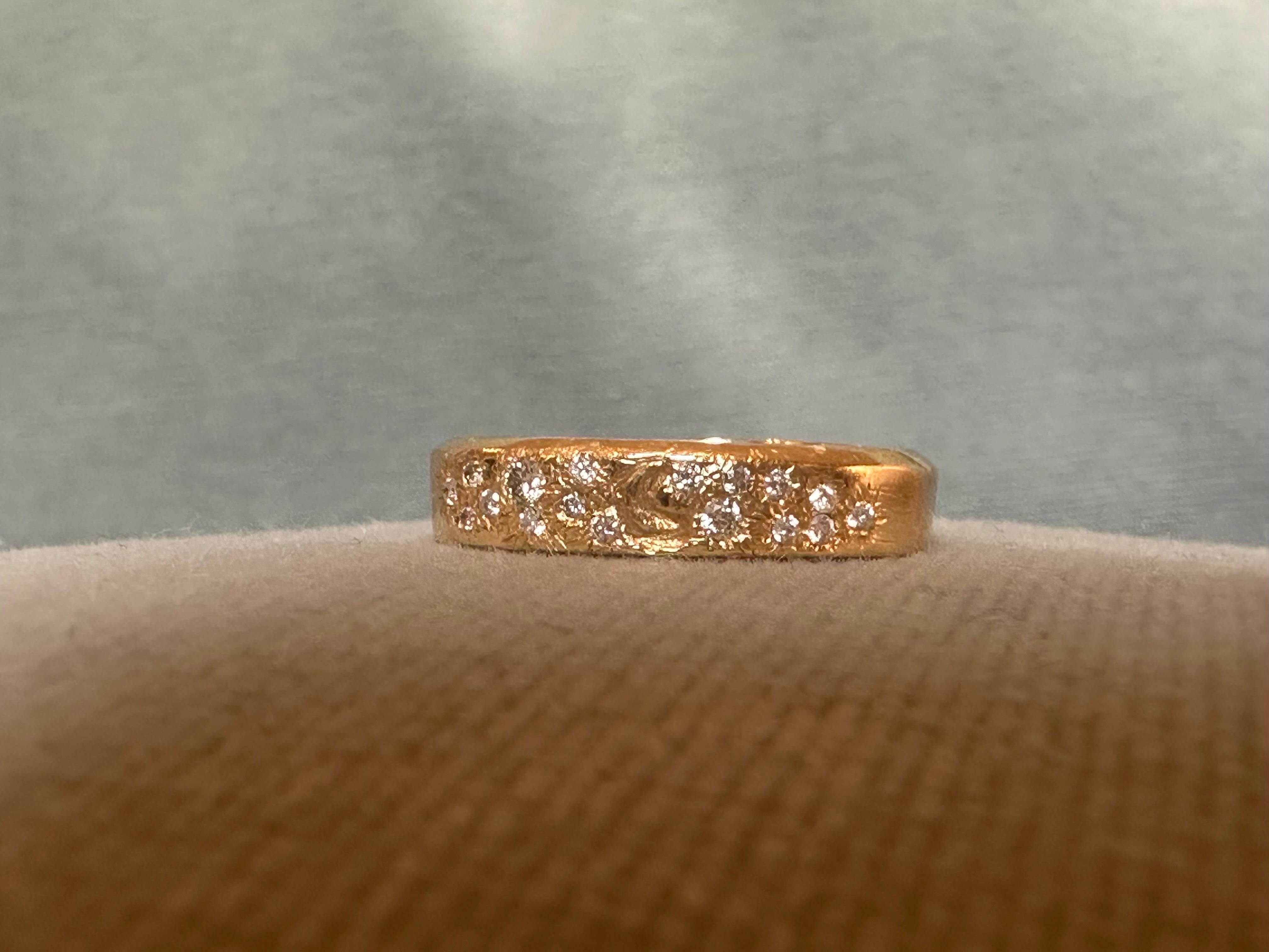 Moon and Diamond Sprinkles constellation ring band in 18K Gold In New Condition In London, GB
