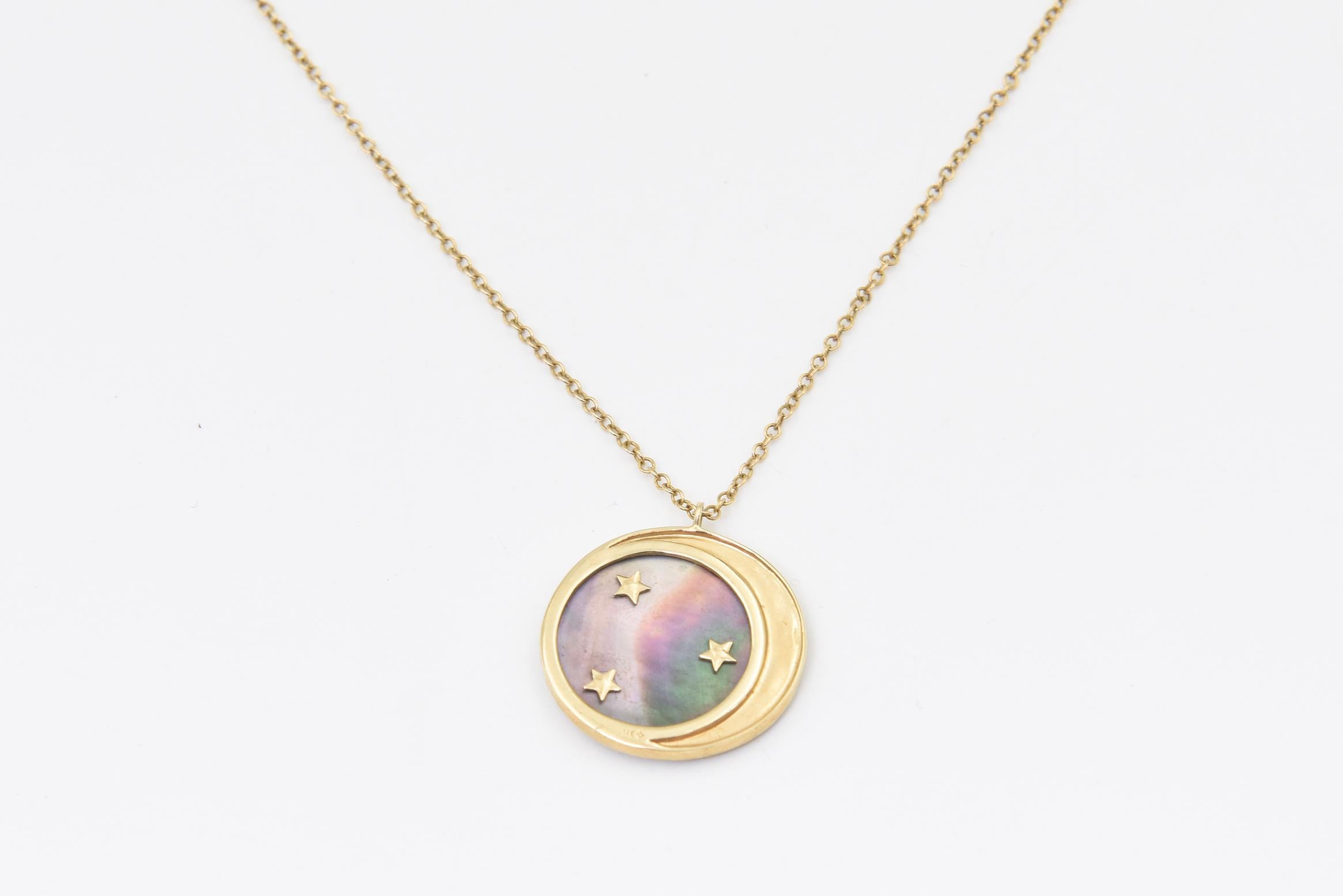 Taille ronde Collier à pendentifs en or jaune avec lune et étoiles et diamants nacrés en vente