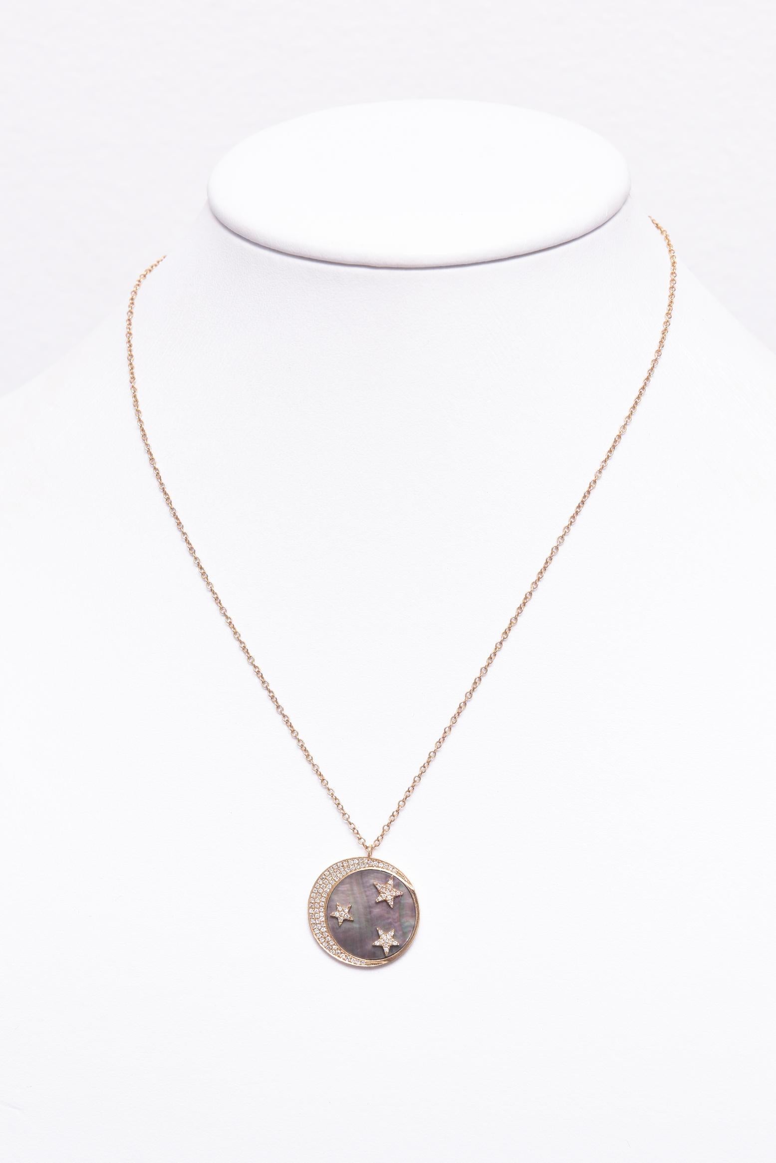 Collier à pendentifs en or jaune avec lune et étoiles et diamants nacrés Bon état - En vente à Miami Beach, FL