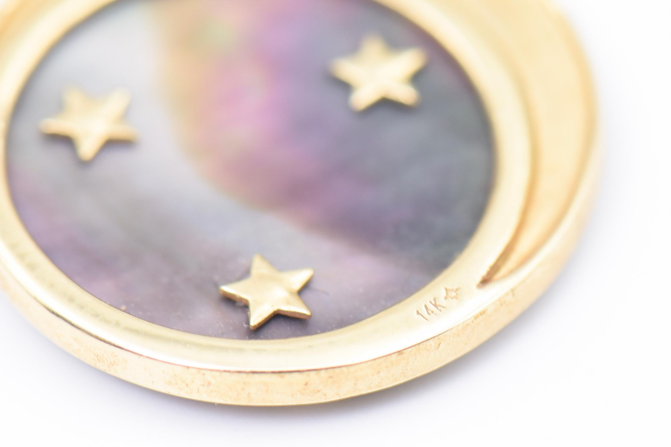 Collier à pendentifs en or jaune avec lune et étoiles et diamants nacrés en vente 2