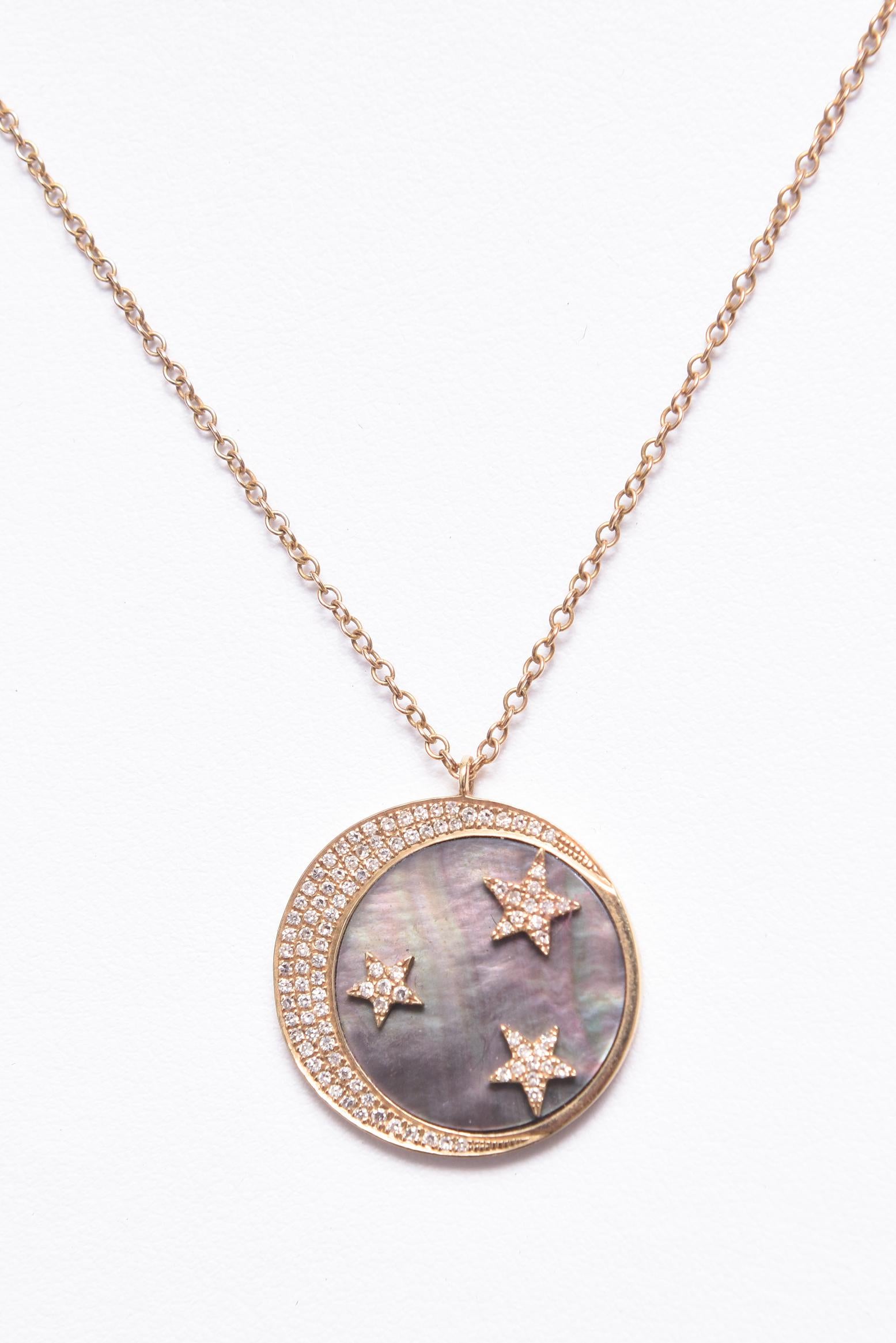 Collier à pendentifs en or jaune avec lune et étoiles et diamants nacrés en vente 3