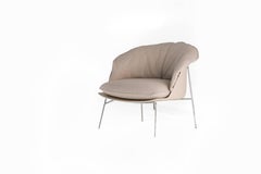 Poltrona Moon in beige con cuscino in pelle marrone di Ludovica + Roberto Palomba