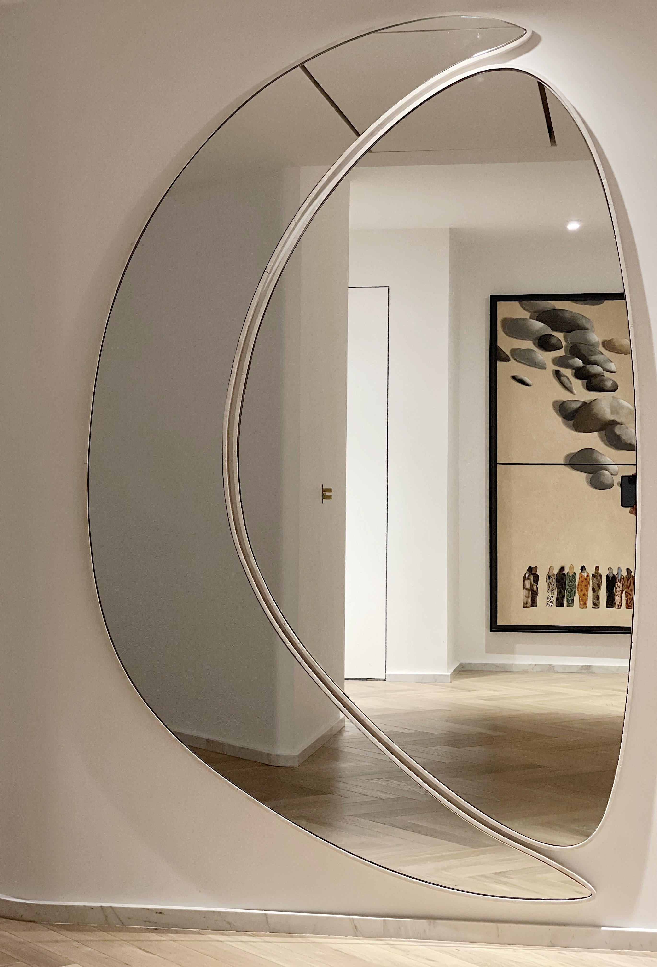 Ce miroir exquis se compose de deux cadres emboîtés, méticuleusement fabriqués en matériaux luxueux.
travertin argenté.

Le design à double cadre crée un effet de superposition captivant, avec des tons argentés scintillants.
du travertin ajoutant