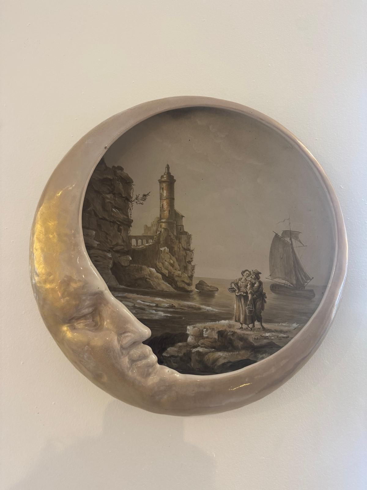 Émile Gallé (1846-1904),
Rare plat en céramique en forme de lune, décoré d'une peinture d'après Joseph Vernet.
France, années 1870.
Signé au dos.
Diamètre : 35 cm x Hauteur : 5 cm