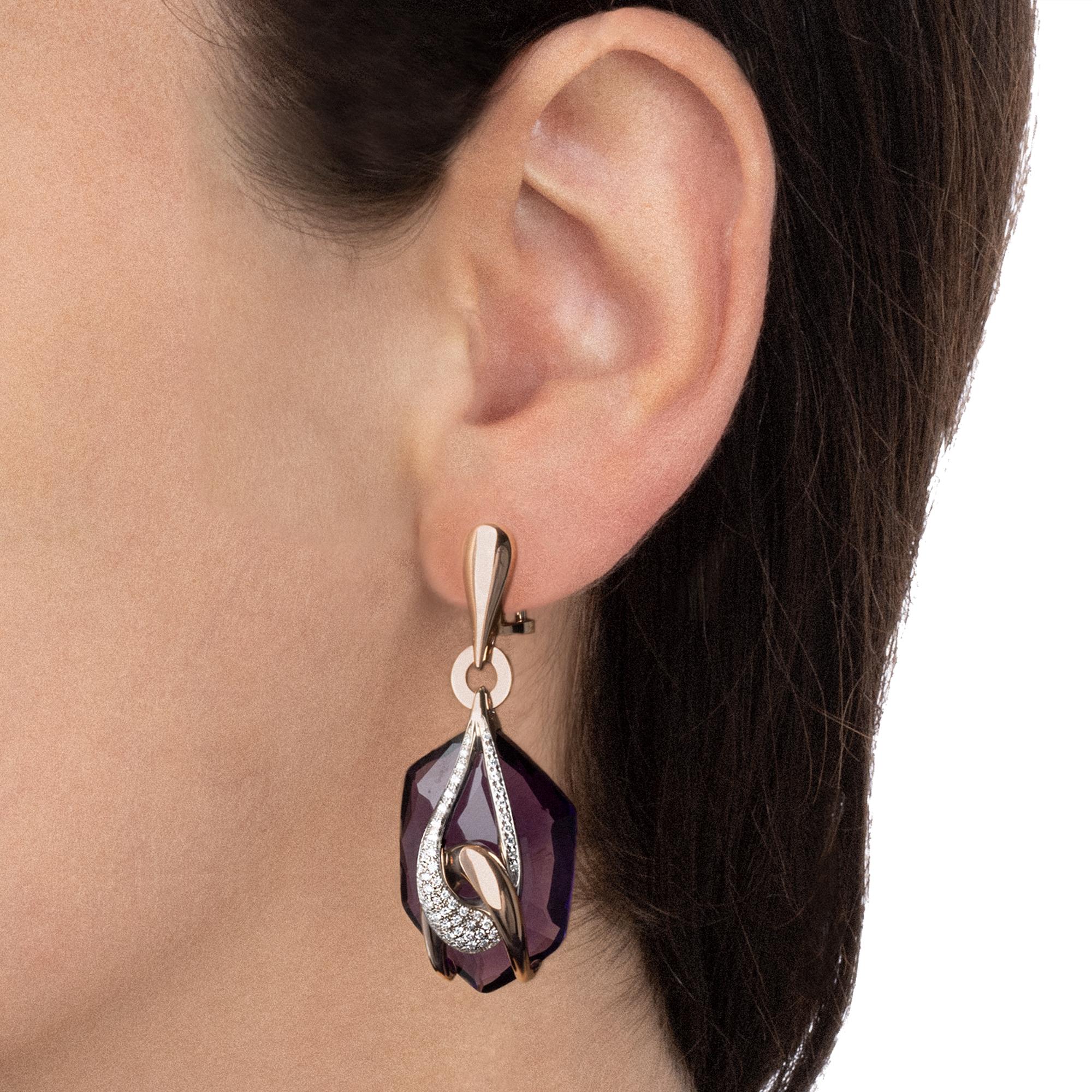 The original and captivating design of these dangle earrings won’t certainly go unnoticed. The evocative charm of the central amethyst blends with the innovative design of the intertwined decoration in white and rose gold. The warm tone of the pink