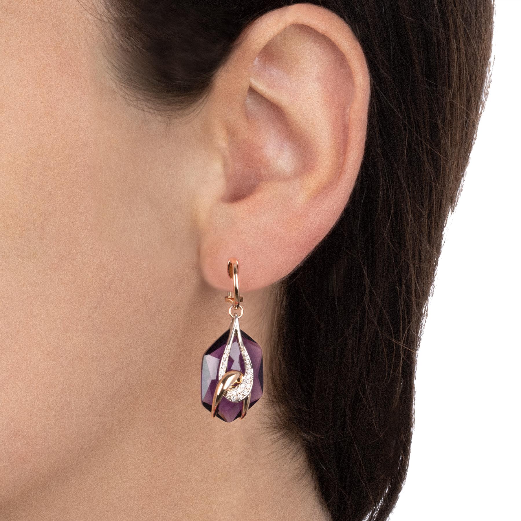 The original and captivating design of these dangle earrings won’t certainly go unnoticed. The evocative charm of the central amethyst blends with the innovative design of the intertwined decoration in white and rose gold. The warm tone of the rose