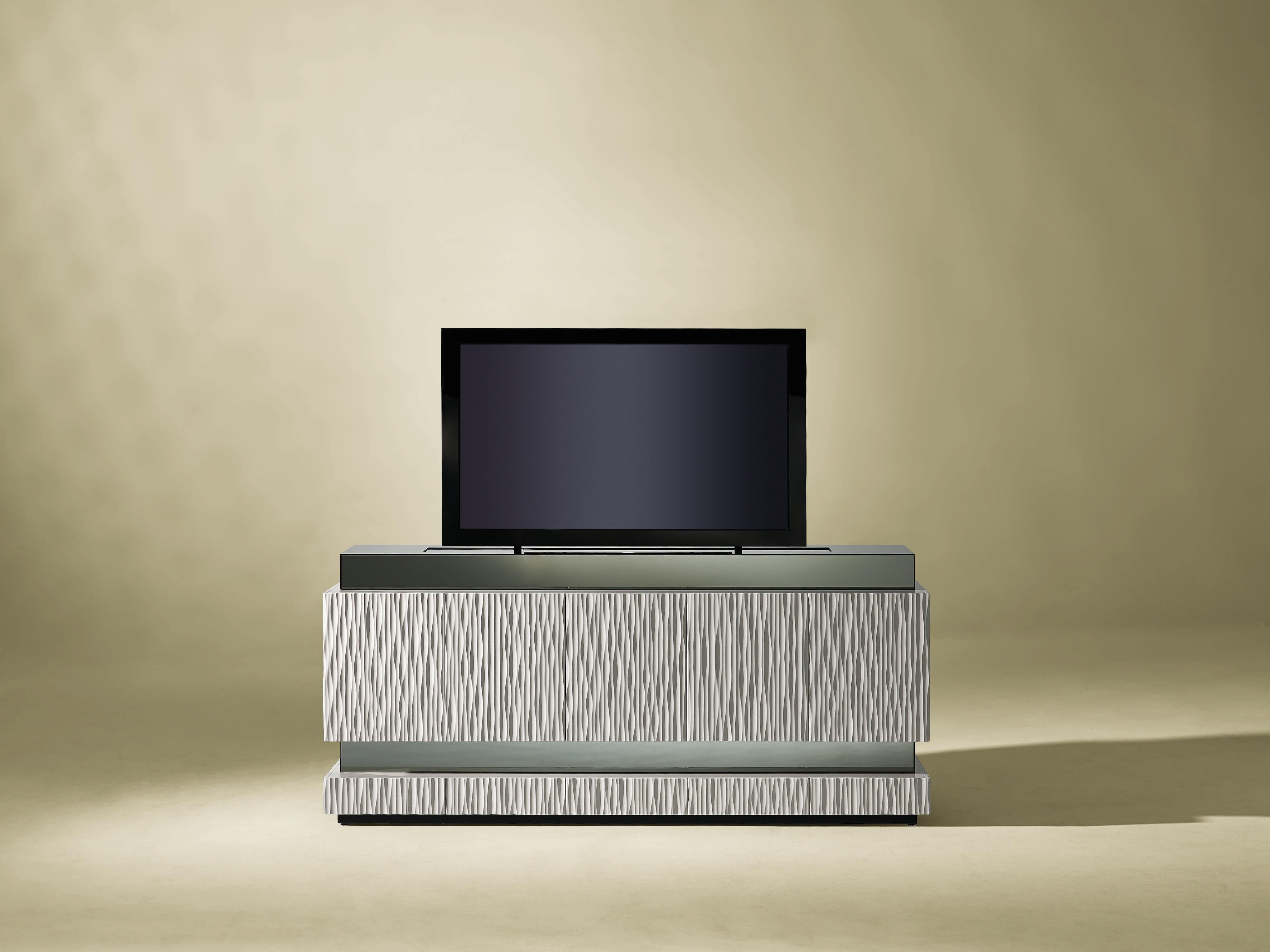Armoire contemporaine Moon avec mécanisme TV interne en laqué et miroir gris.

Sur mesure / Personnalisable
Des formes identiques avec des tailles et des finitions différentes.
Toutes les couleurs RAL sont disponibles. (Mate / Demi-brillant /