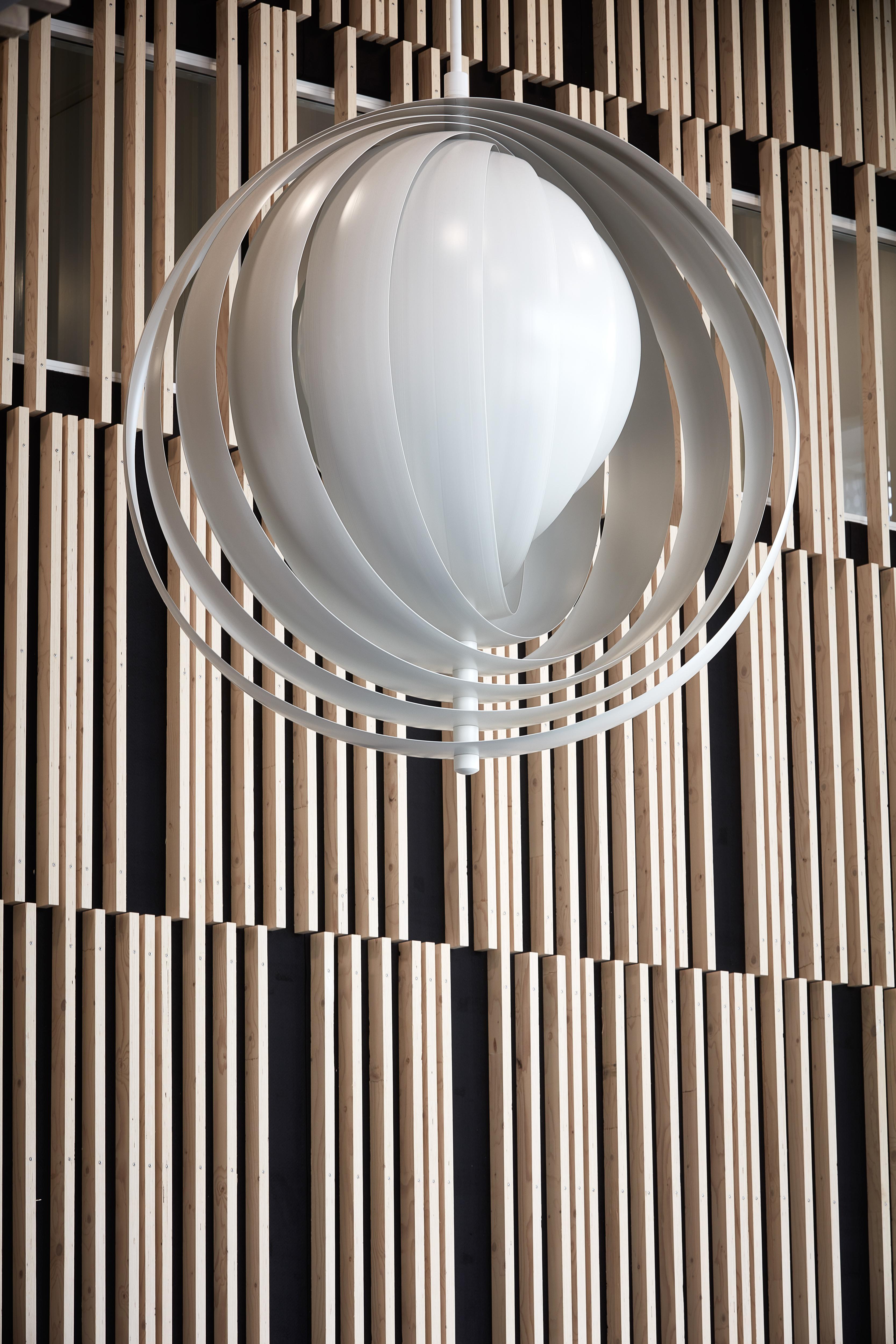 Spherical lamp with vertical lamellae, arranged like a fan, for individual regulation of the light. Included ceiling canopy.    Material:  Shade and ceiling canopy are made of metal (white lacquered)    Light source:  E27 (220V) E26 (110V) max. 60W 