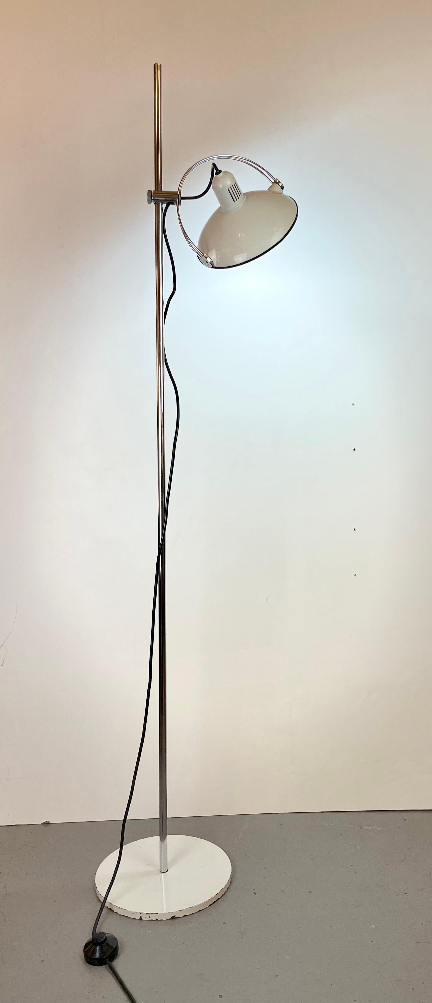 Raffinata lampada da terra con base in ghisa bianco sporco con piede in tubo cromato e paralume orientabile bianco sporco smaltato. Chiamato Moon, questo pezzo è stato disegnato dall'iconico studio di design olandese Philips e realizzato in Italia