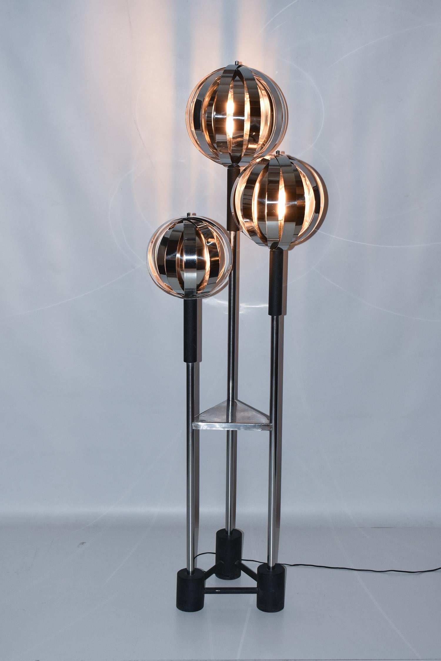 Floor lamp with three moon shades.
Shades made of polished steel rings with different diameter, chrome metal structure and heavy black enamelled iron base.
