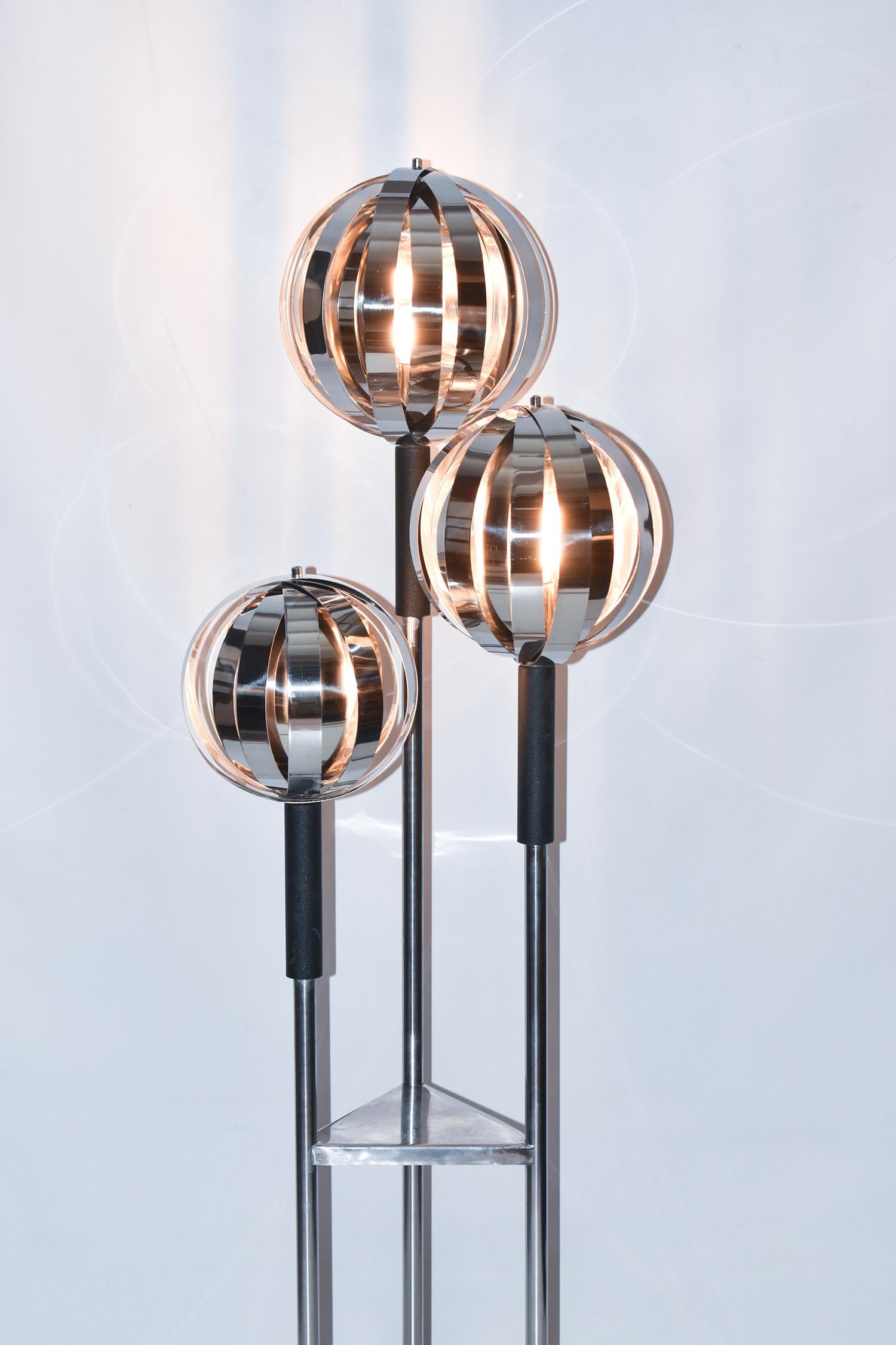 Verchromte Chrom-Stehleuchte, mit drei Mondschirmen, Spanish-Lampe (Spanisch) im Angebot