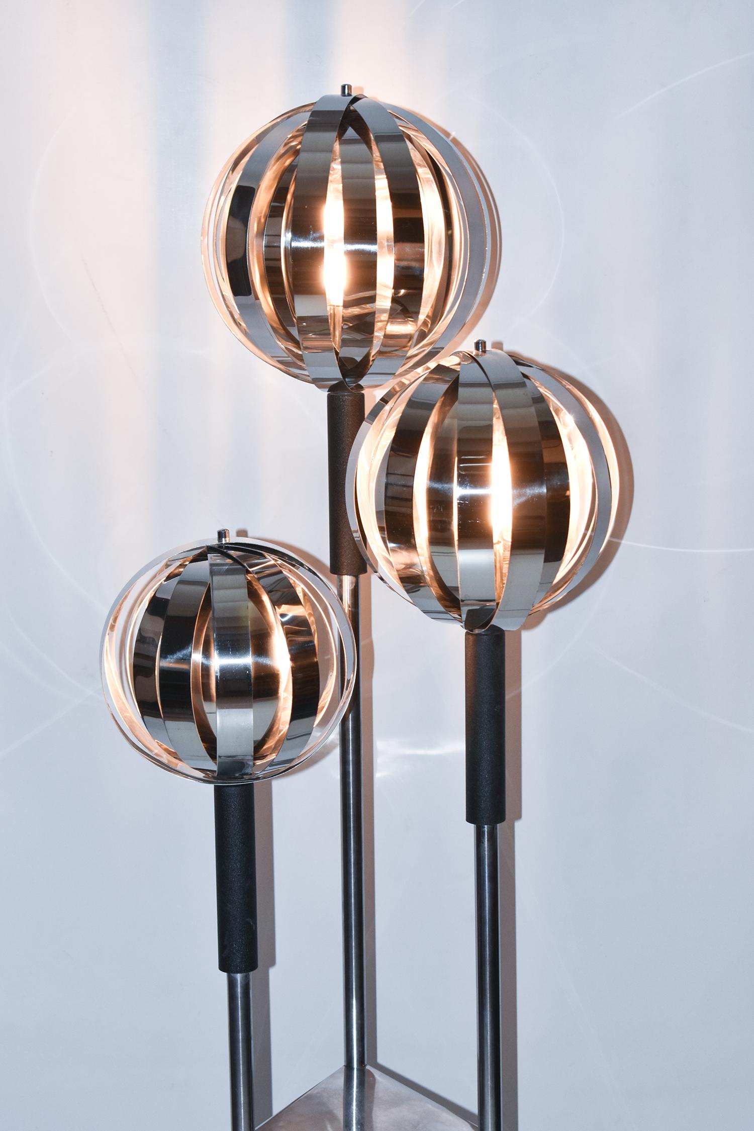 Chrome floor lamp, with three moon shades, spanish lamp In Good Condition For Sale In Barcelona, Cataluna