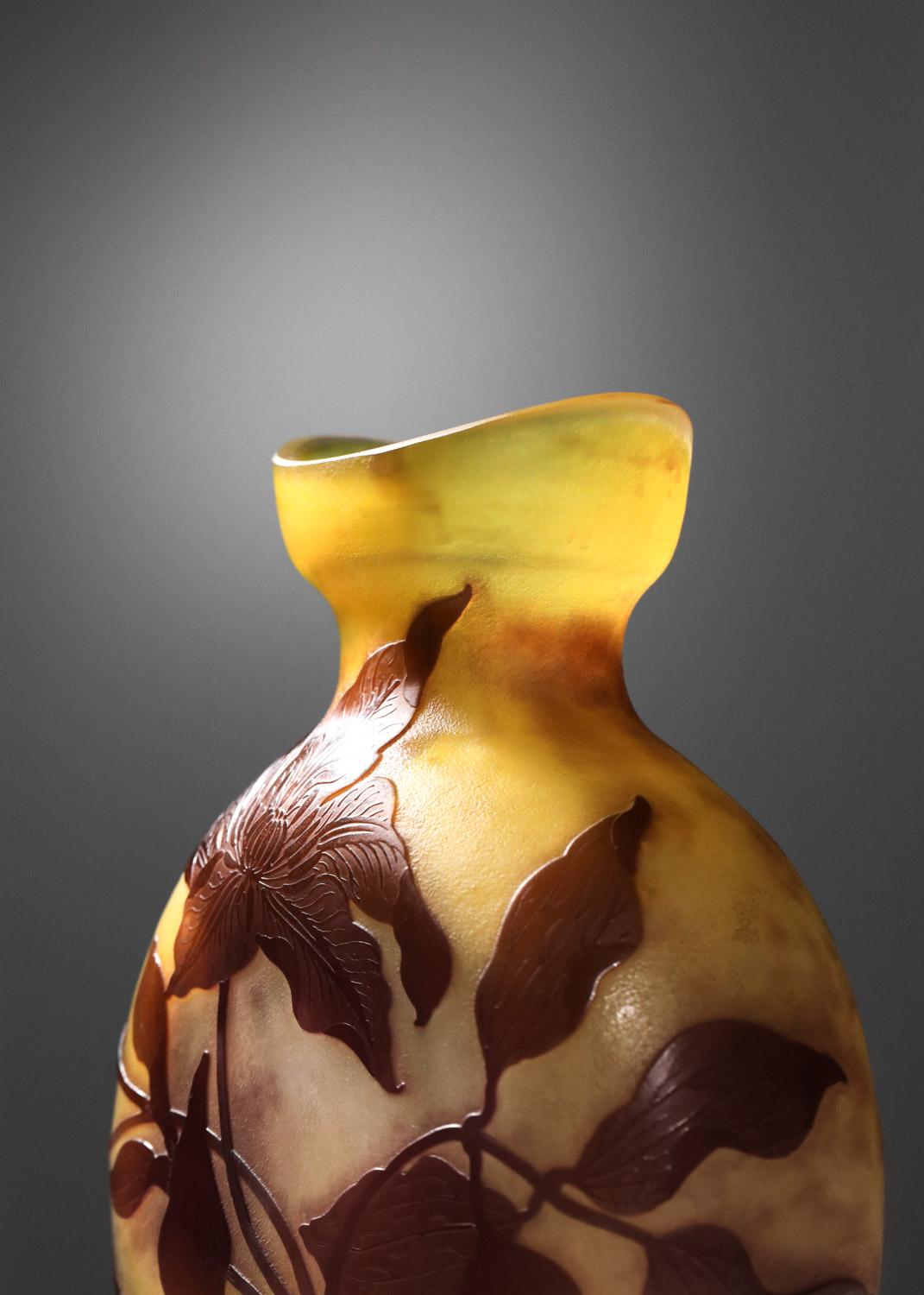 Francese Vaso in vetro Moon di Emile Gallé con disegno di clematide inciso all'acido anni '40 in vendita