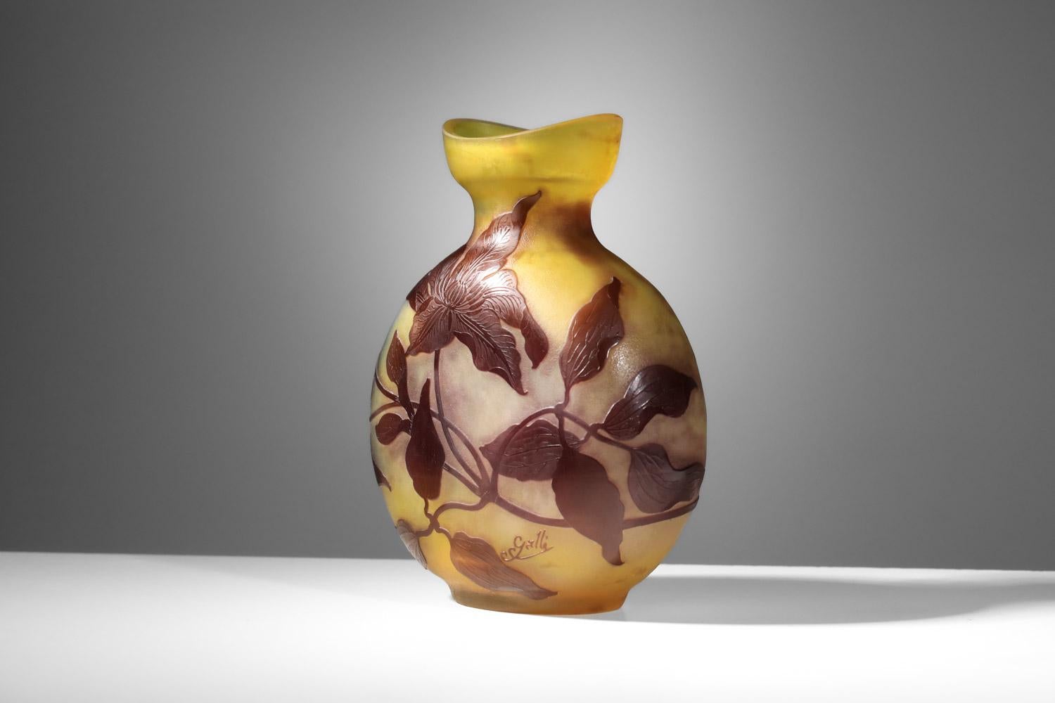 Fatto a mano Vaso in vetro Moon di Emile Gallé con disegno di clematide inciso all'acido anni '40 in vendita