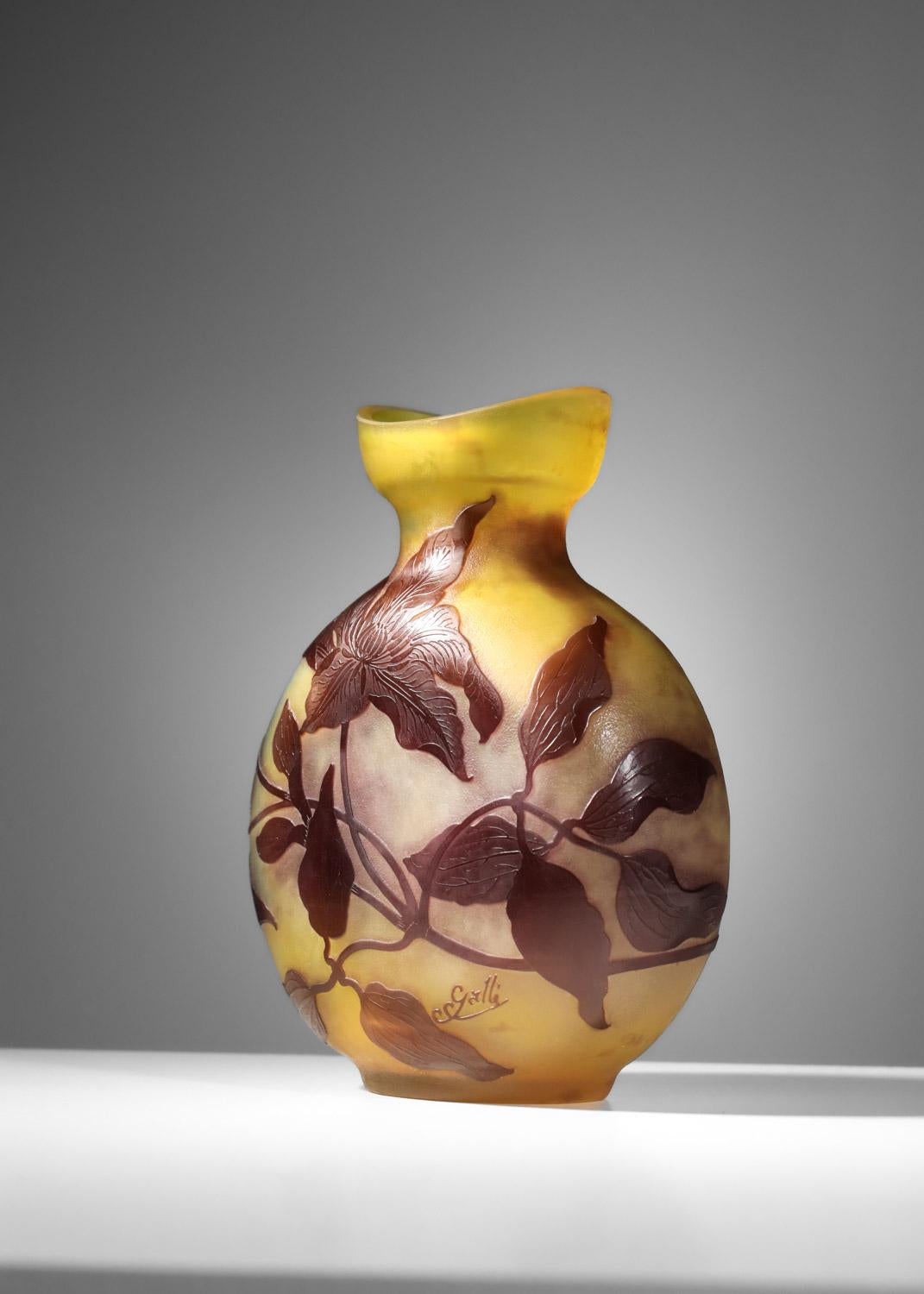 Vaso in vetro Moon di Emile Gallé con disegno di clematide inciso all'acido anni '40 In condizioni buone in vendita a Ternay, Auvergne-Rhône-Alpes