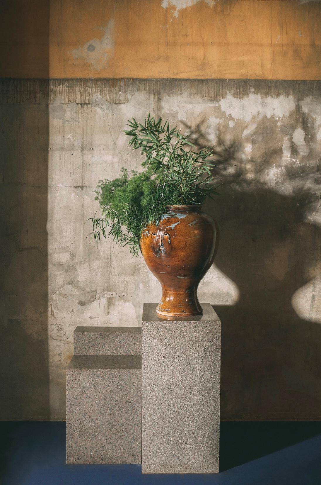 VASE À TÊTE DE LUNE (SÉRIE GAIA) - CATHRINE RABEN DAVIDSEN 
GRÈS CUIT AU SEL

A PROPOS DE LA SERIE GAIA 
Cathrine présente une série de vases, de récipients et d'urnes en terre cuite, inspirés par la nature.
par des terres cuites préhistoriques