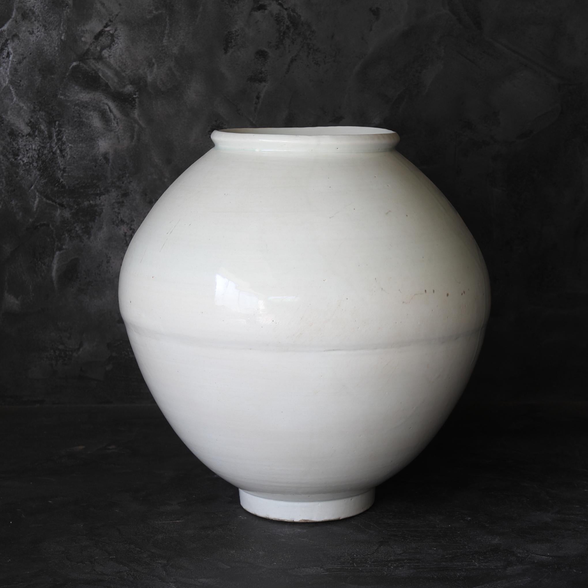 This is a white porcelain jar from the mid-Joseon period, also known as a 
