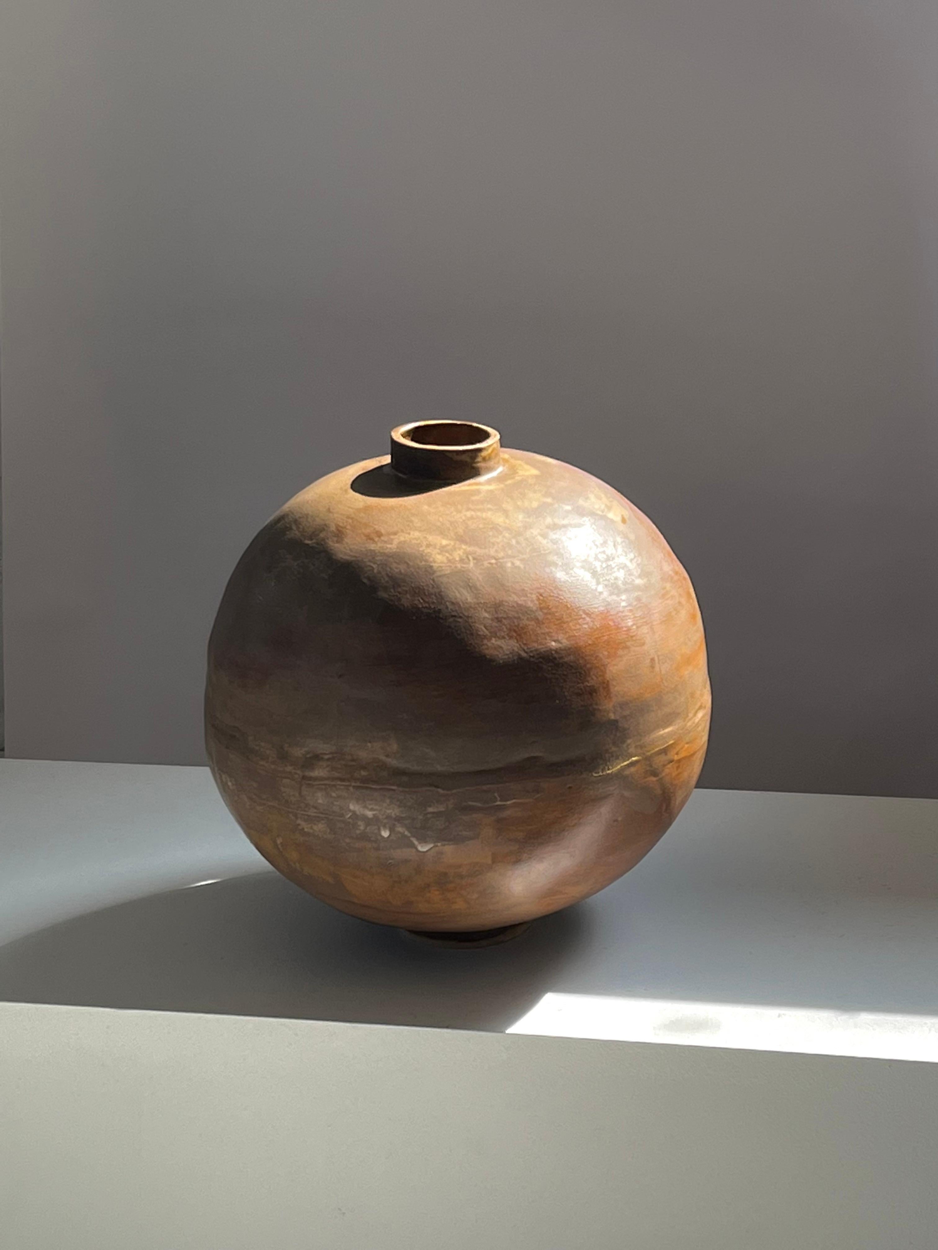 Moon jar in gloss by Solem Ceramics
Dimensions: Ø 42 x H 42 cm.
Materials: Red stoneware, white slip, glaze.
This Jar is also available in Raw and Obsidian finishes.

Solem’s work pulls from memories of the architecture and community within