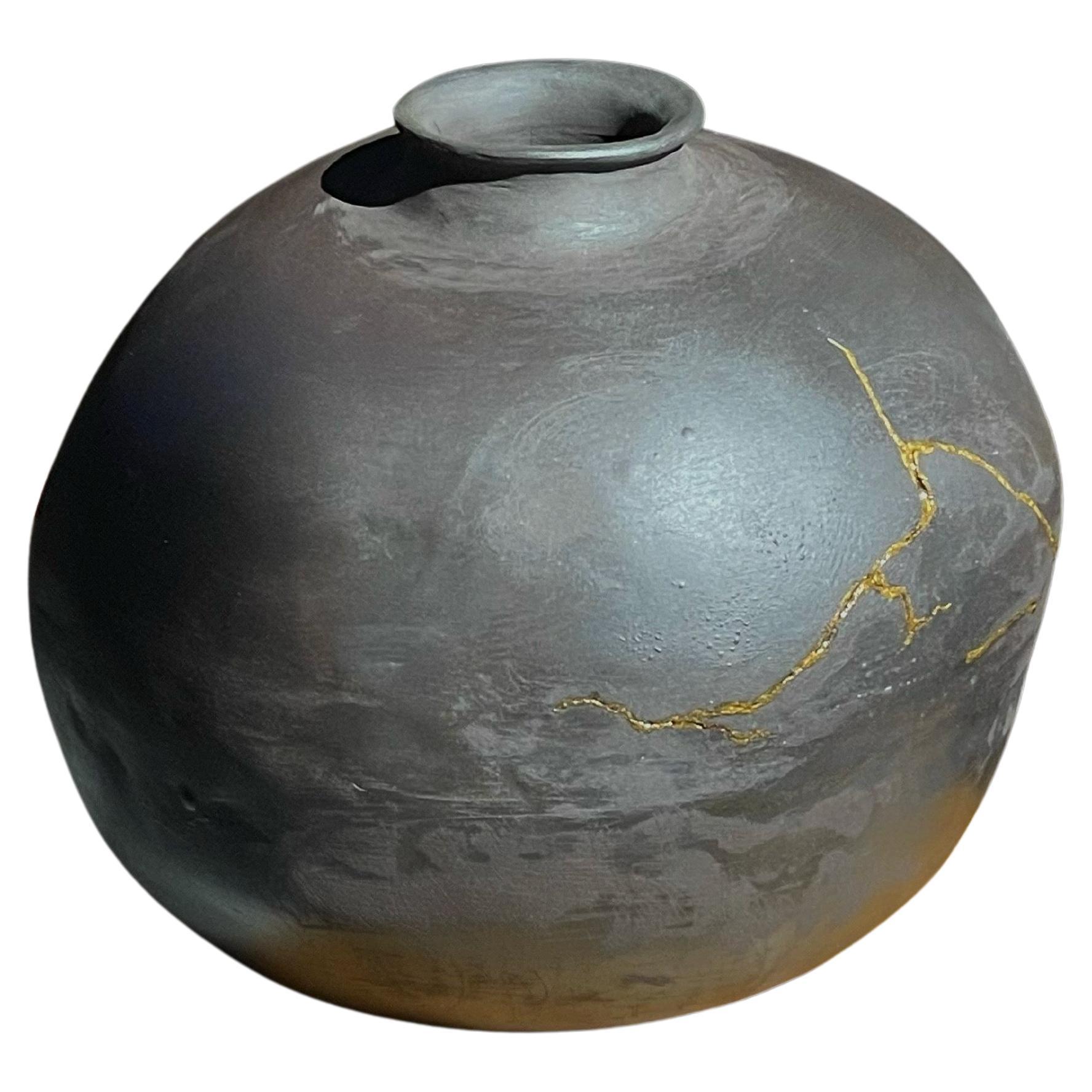 Pot en forme de lune obsidienne par Solem Ceramics