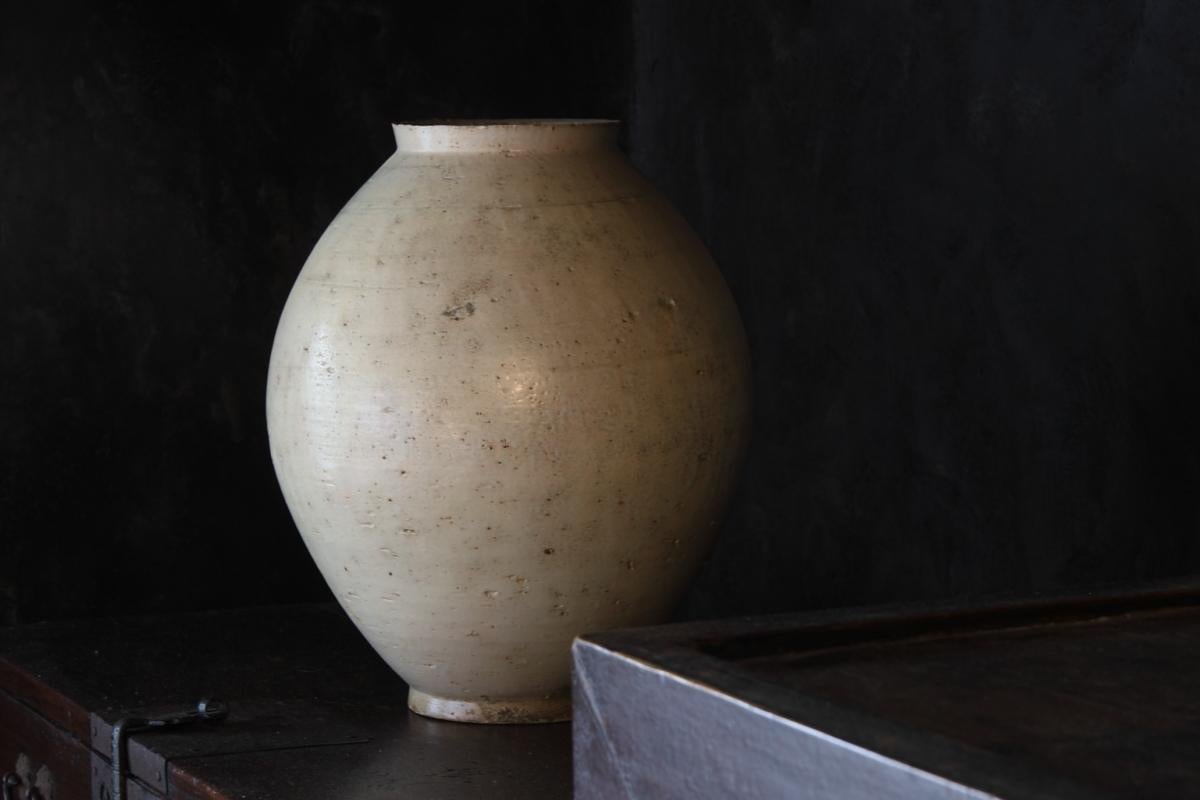 It's a wonderful moon jar. It is a rare size that is suitable for the alcove of a Japanese tea room. It is shaped at once without connecting the upper part and the lower part. Time is engraved on the surface of the white porcelain, and it has a