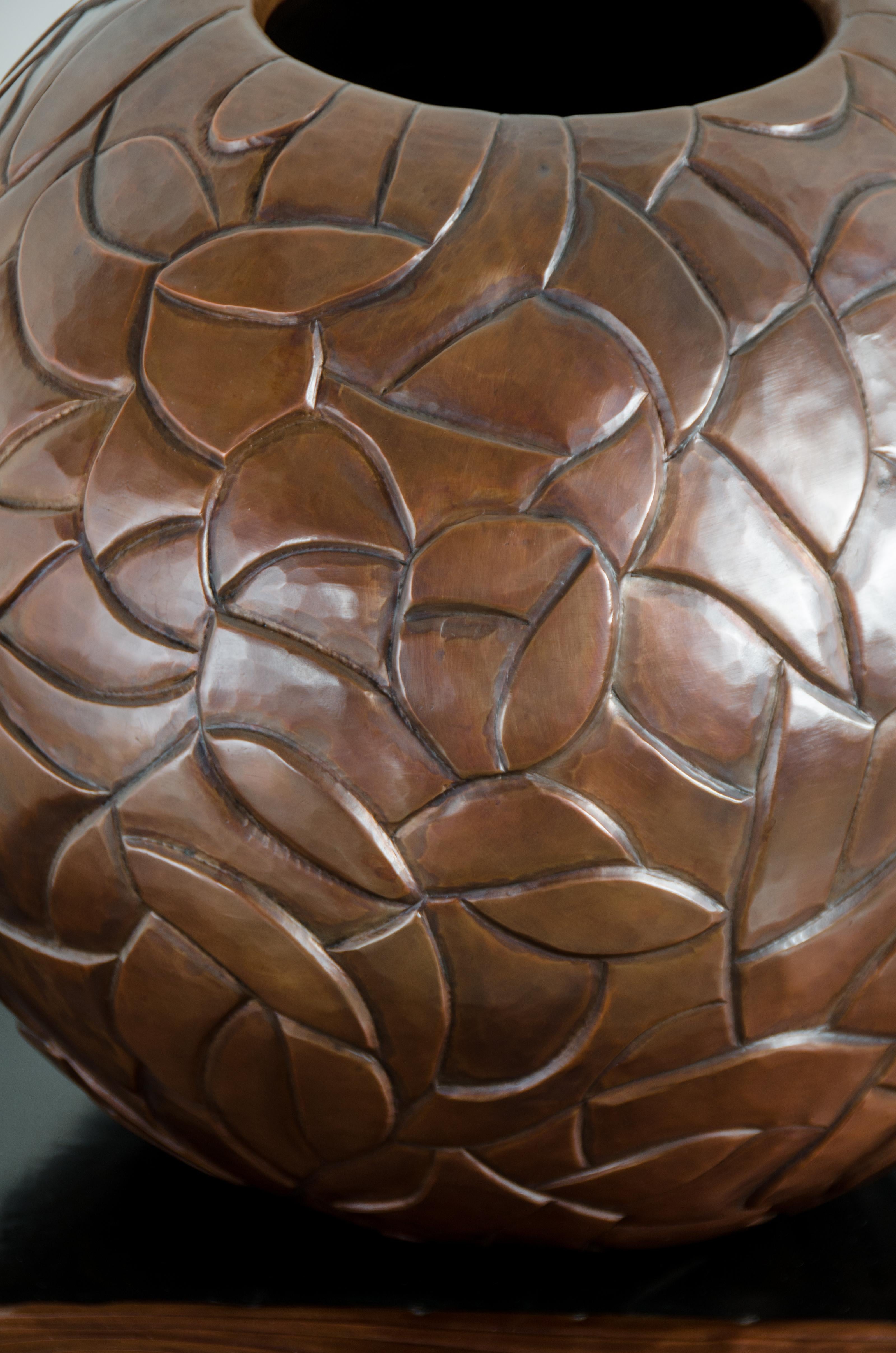 Moon Jar mit Chuan-Design – Antikes Kupfer von Robert Kuo, limitierte Auflage (Repoussé) im Angebot