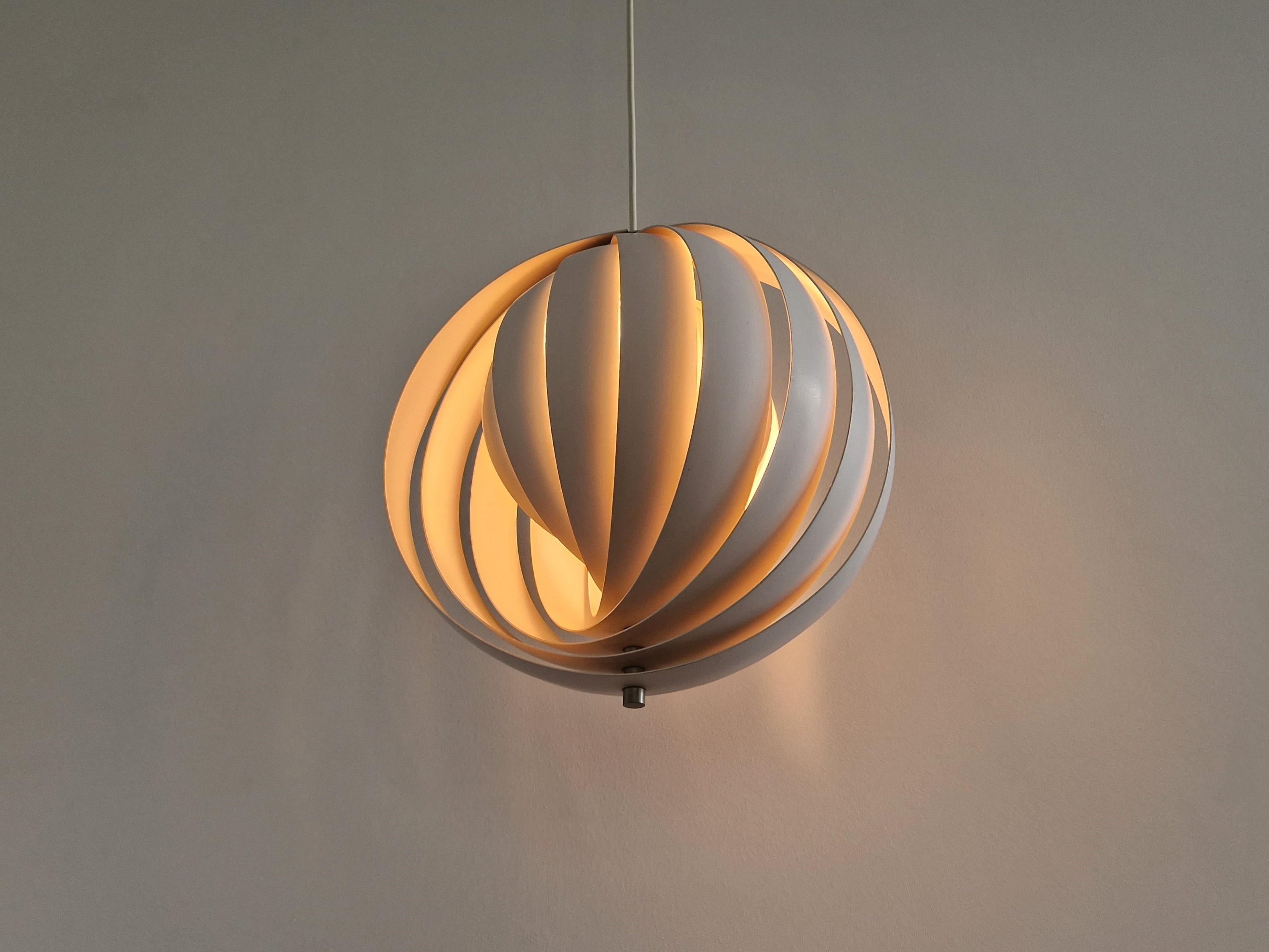 'Moon Lamp' by Verner Panton for Louis Poulsen, Denmark 1960's In Good Condition For Sale In Steenwijk, NL