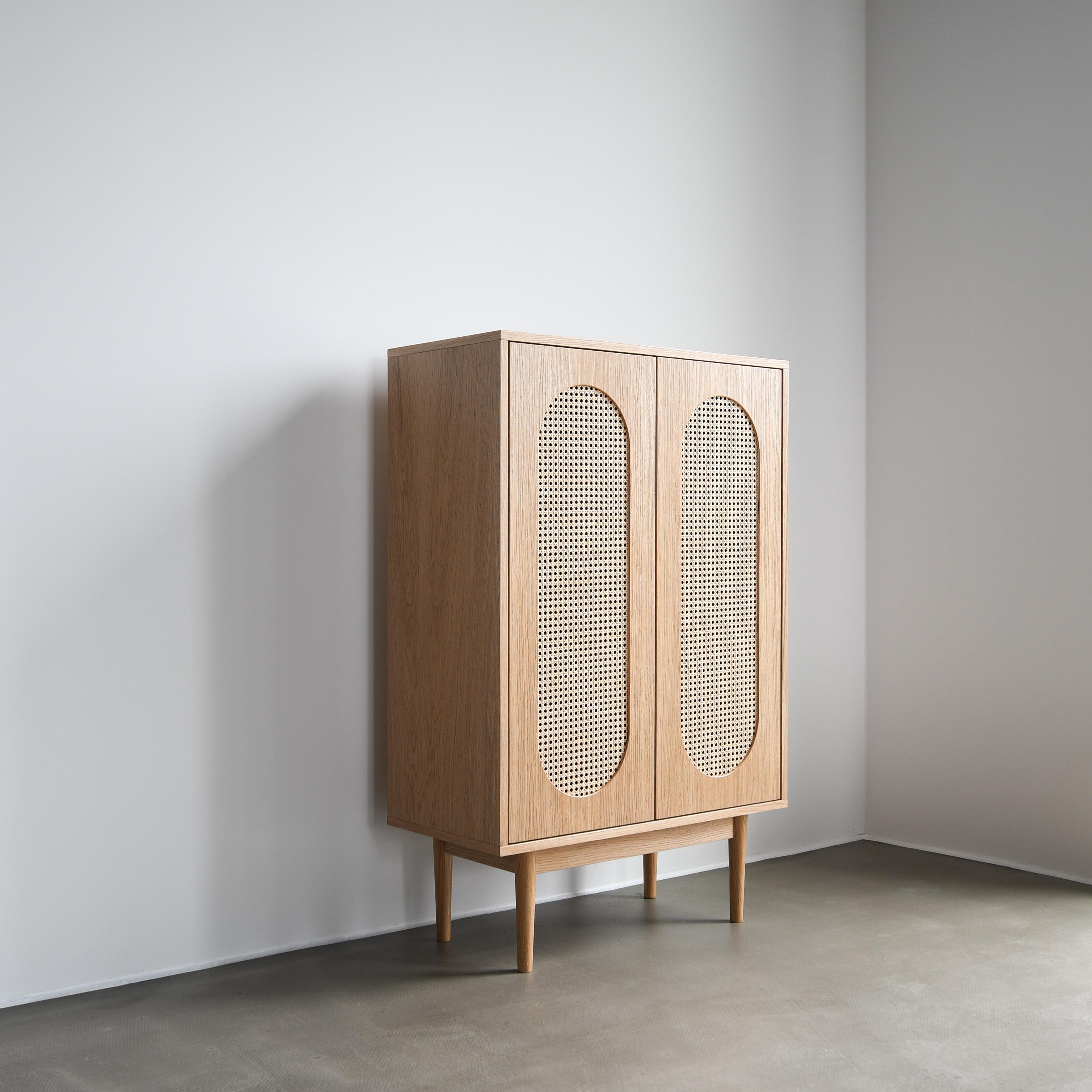 Moon Large Highboard by Pastform
Dimensions : D 40 x L 100 x H 125 cm
MATERIAL : Bois teinté et verni.

Disponible en différentes couleurs de bois : Whiskey, Rum, BPA, Nobel, Brandy, Schwarz et Natura. Disponible en deux largeurs différentes :