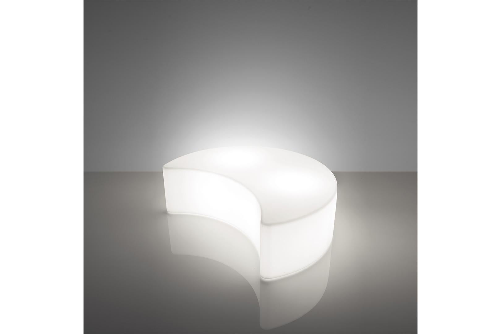 Pouf éclairé par la lune par Alain Hadife
Dimensions : 109 x 140 x 43 cm : D 109 x L 140 x H 43 cm. Hauteur du siège : 43 cm.
Matériaux : Polyéthylène.
Poids : 27 kg.

Ce produit peut être utilisé à l'intérieur et à l'extérieur. Système d'éclairage