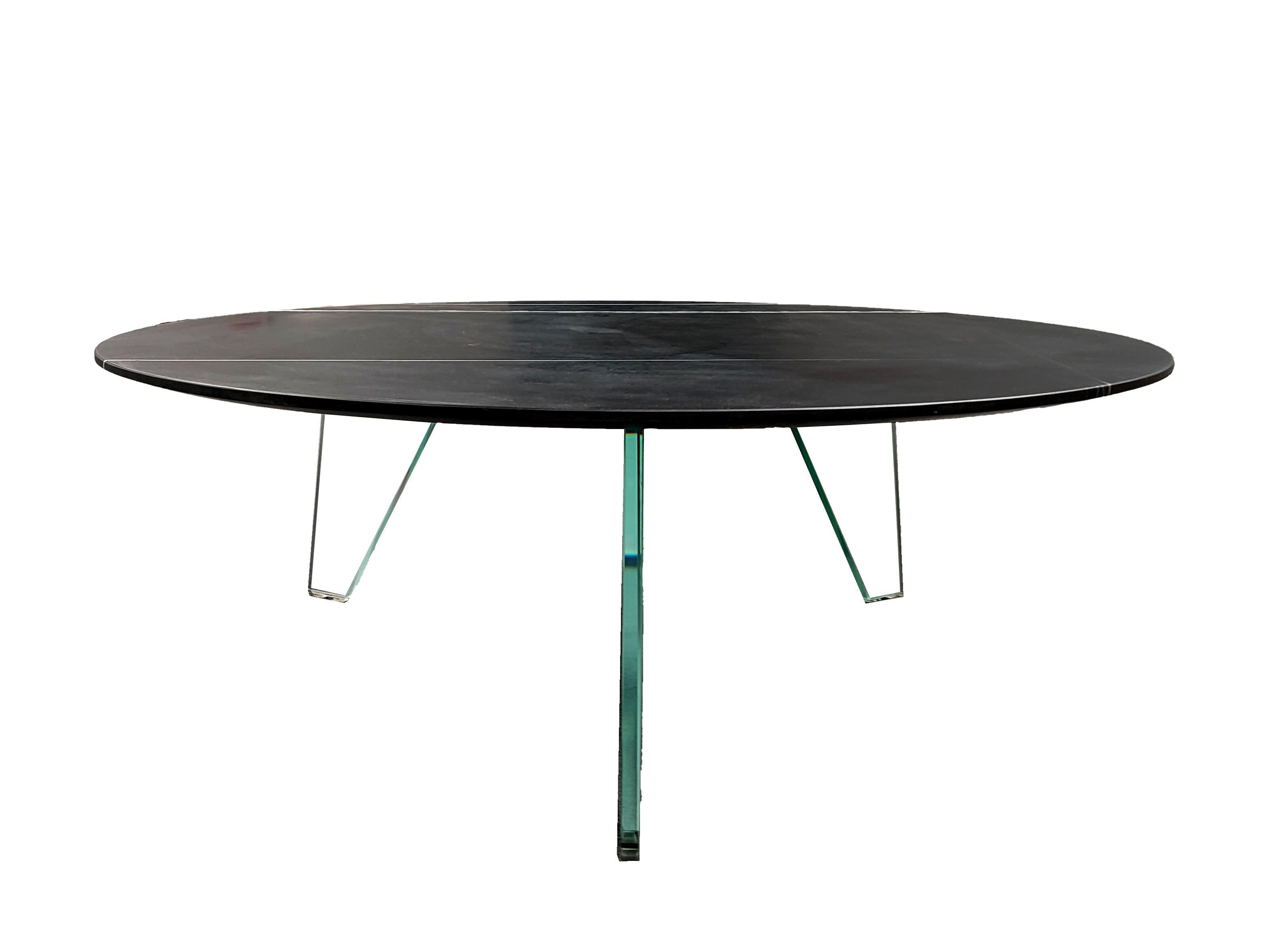 Table basse Moon par Joaquín Moll pour Meddel - Un chef-d'œuvre de luxe en marbre unique en son genre
Voici la table basse Moon, une création exclusive et unique du célèbre designer Joaquín Moll pour Meddel. Cette luxueuse table basse présente un