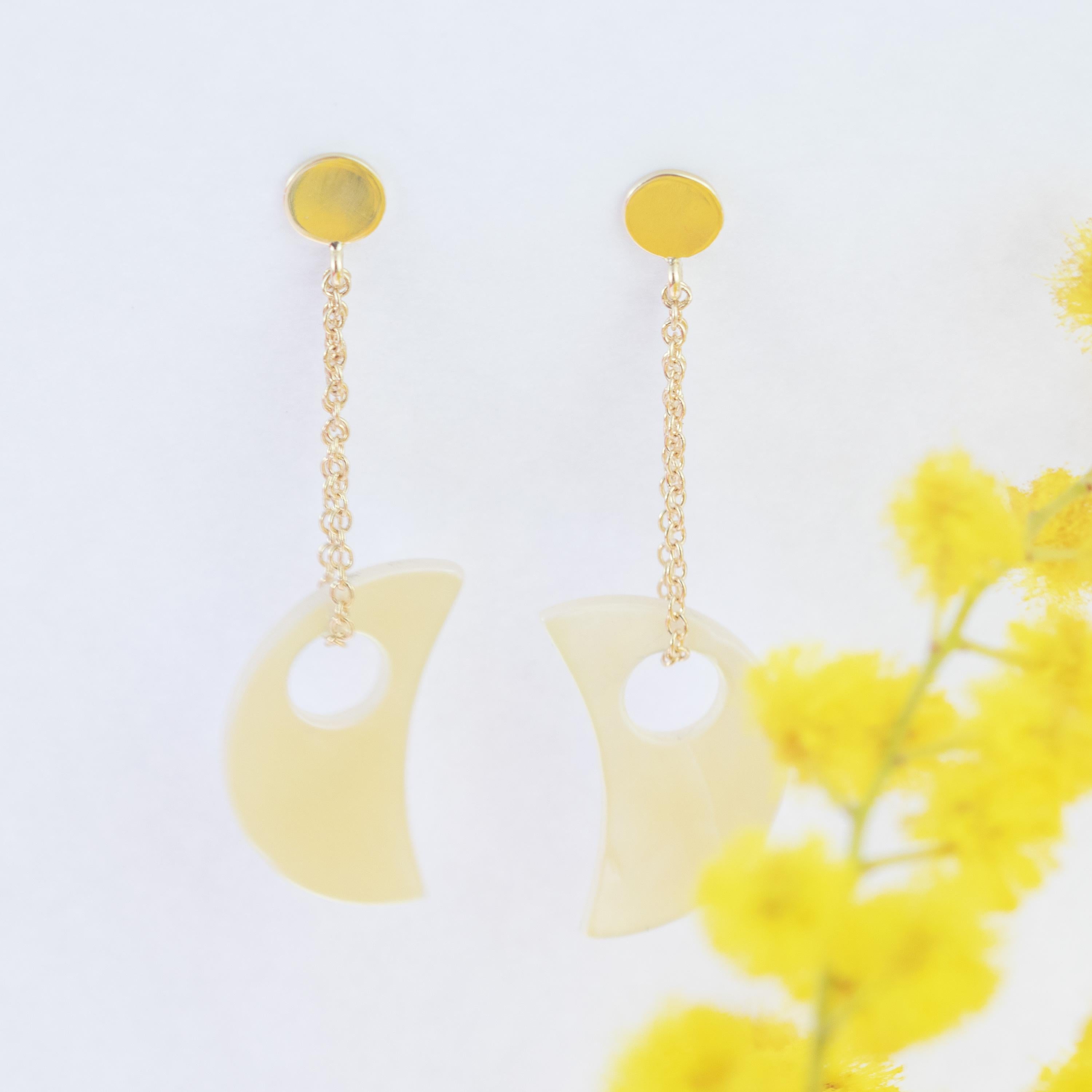 Arts and Crafts Pendants d'oreilles cocktail chics en or 18 carats avec chaîne en nacre et pierre de lune sculptée en vente