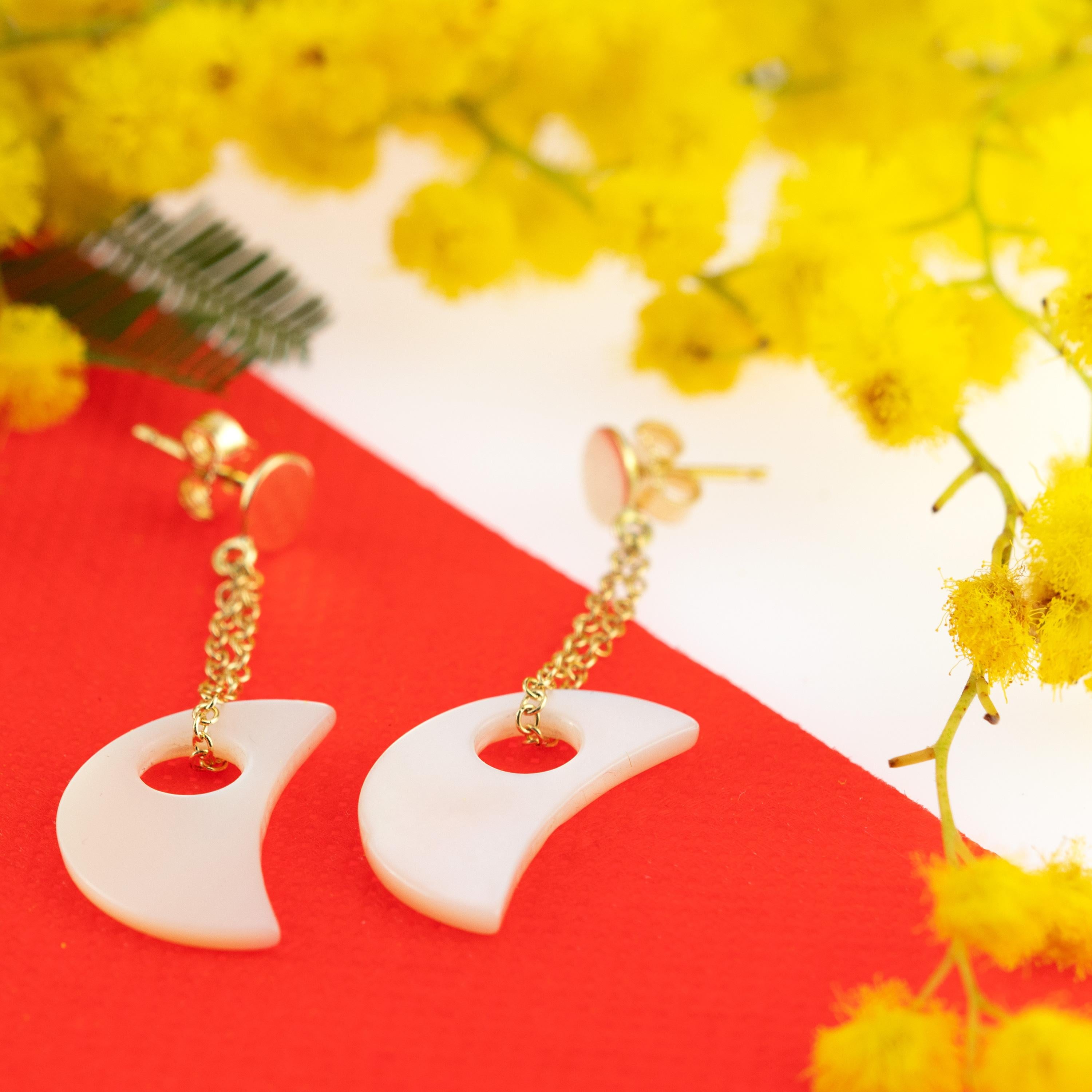 Taille mixte Pendants d'oreilles cocktail chics en or 18 carats avec chaîne en nacre et pierre de lune sculptée en vente