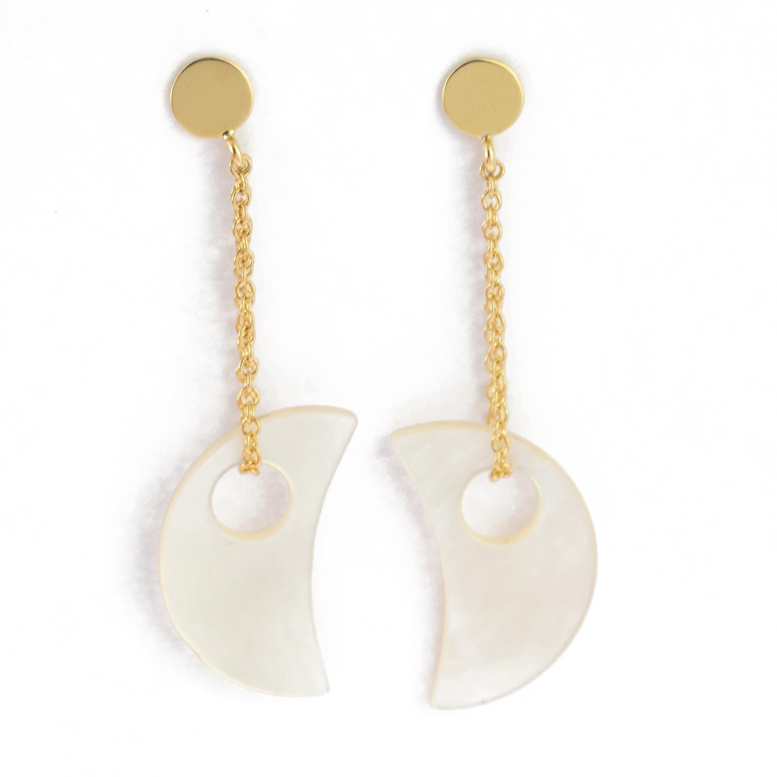 Moon Mother of Pearl Carved 18 Karat Gold Chain Cocktail Chic Dangle Earrings In New Condition For Sale In Milano, IT