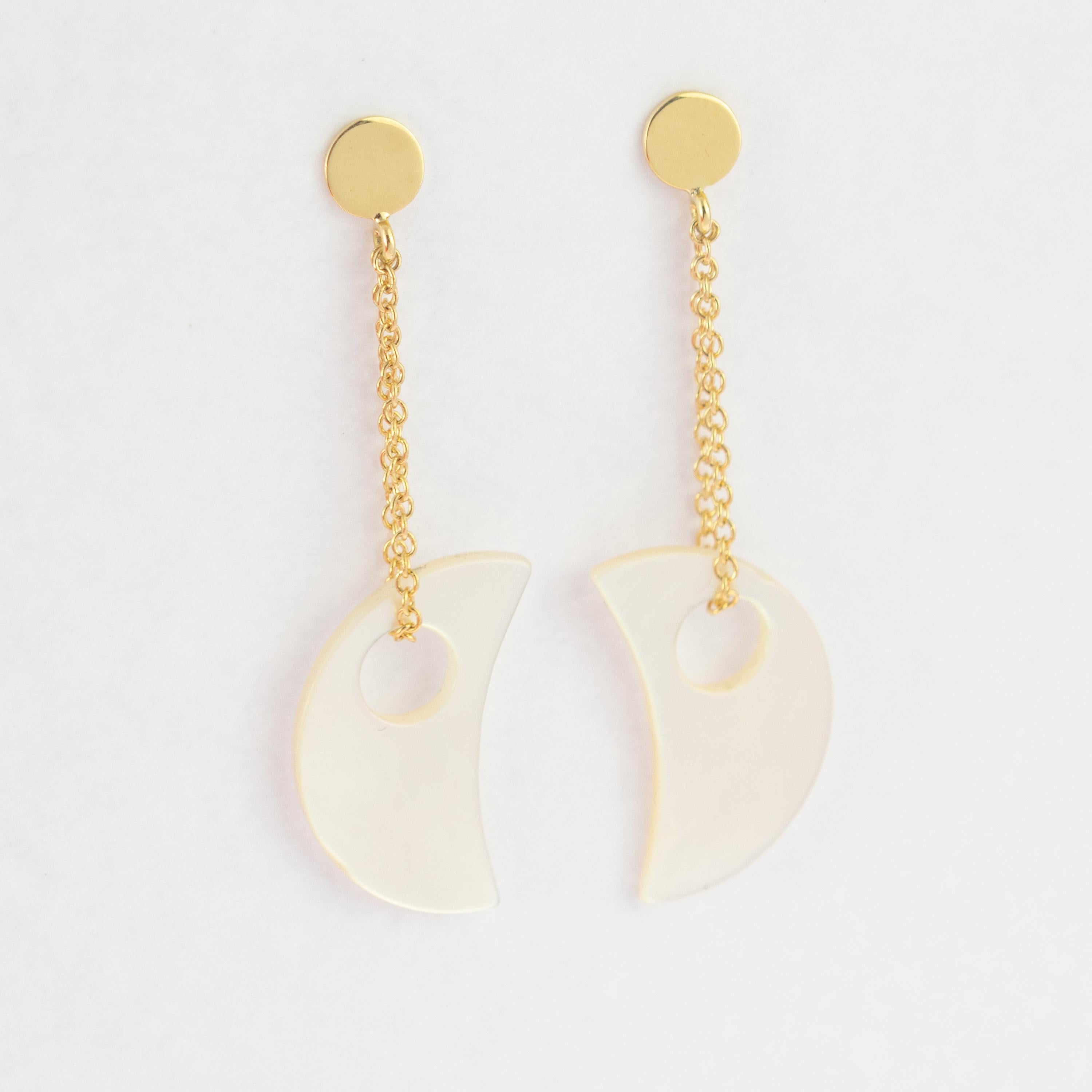 Women's Moon Mother of Pearl Carved 18 Karat Gold Chain Cocktail Chic Dangle Earrings For Sale