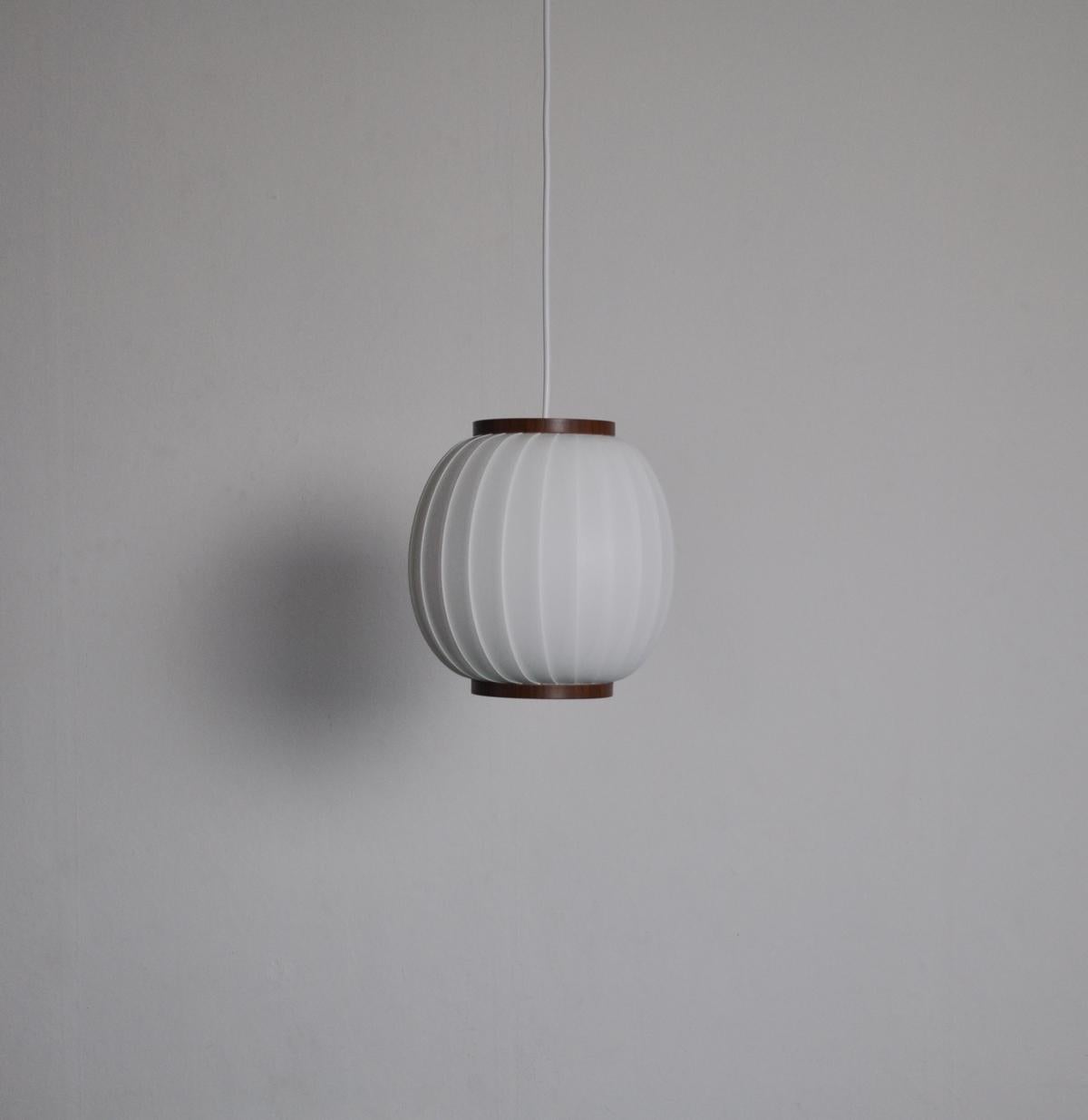 Bojan pendant lamp designed by Lars Eiler Schiøler in the 1970s in Denmark. Manufactured by Hoyrup Light.

Acrylic shades gives an amazing light effect.

Measures: Height 23 cm, diameter 18 cm
Light source: 60 watt, E27 Edison screw fitting.