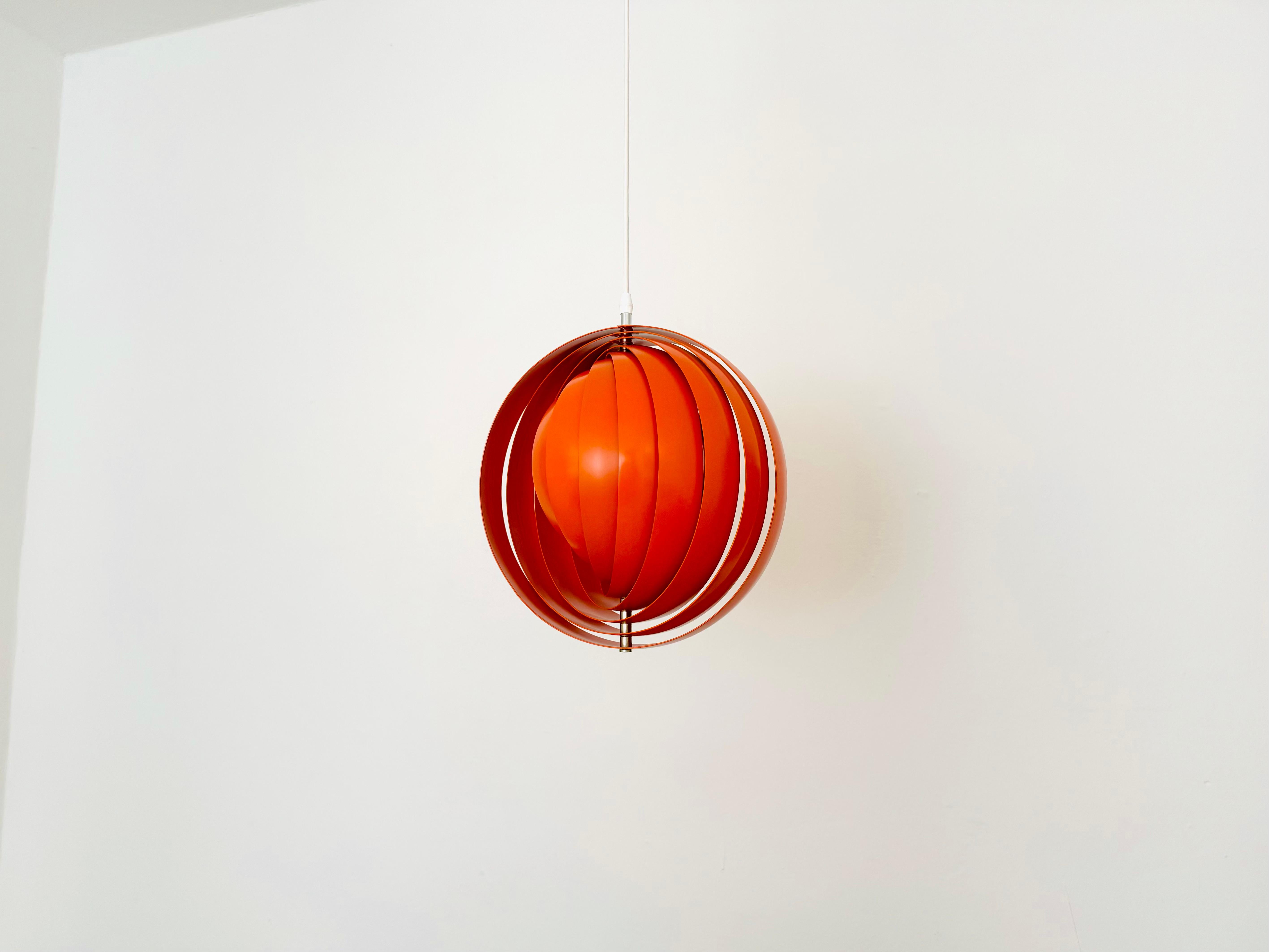 Extraordinarily beautiful Moon pendant lamp from the 1960s.
Loving and high-quality workmanship.
The design and material create a very warm and pleasant light.

Design: Verner Panton

Condition:

Very good vintage condition with minimal signs of