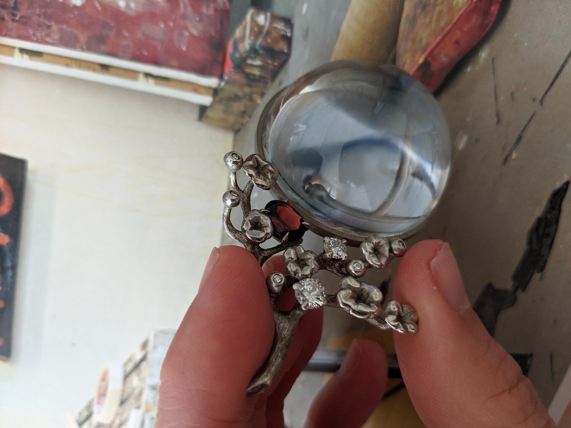 Halskette mit Mondanhänger aus Gold und Silber mit Diamanten des Künstlers im Angebot 6