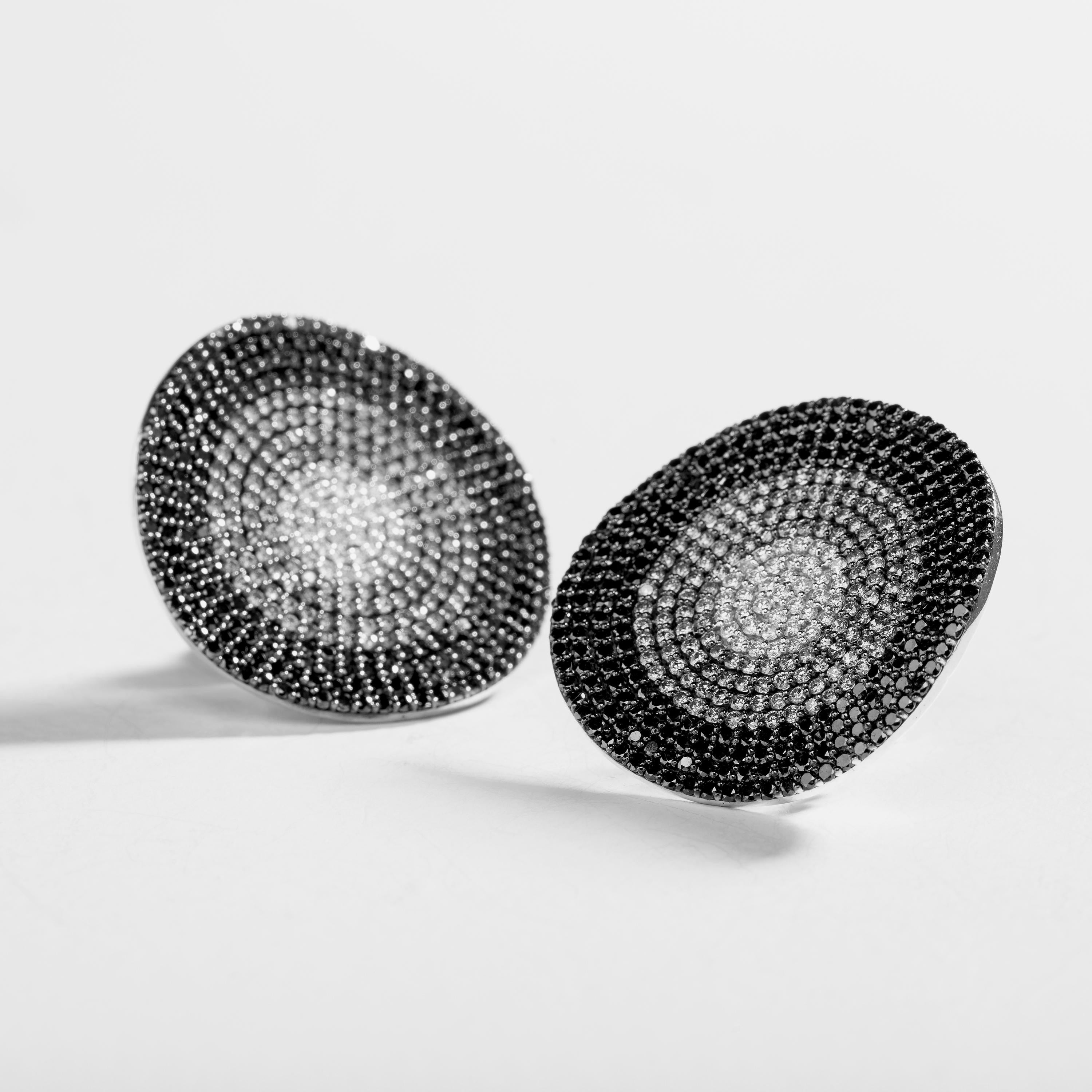 Mondphase-Scheibenohrringe aus Silber mit Diamanten und 14 Karat Gold (Zeitgenössisch) im Angebot