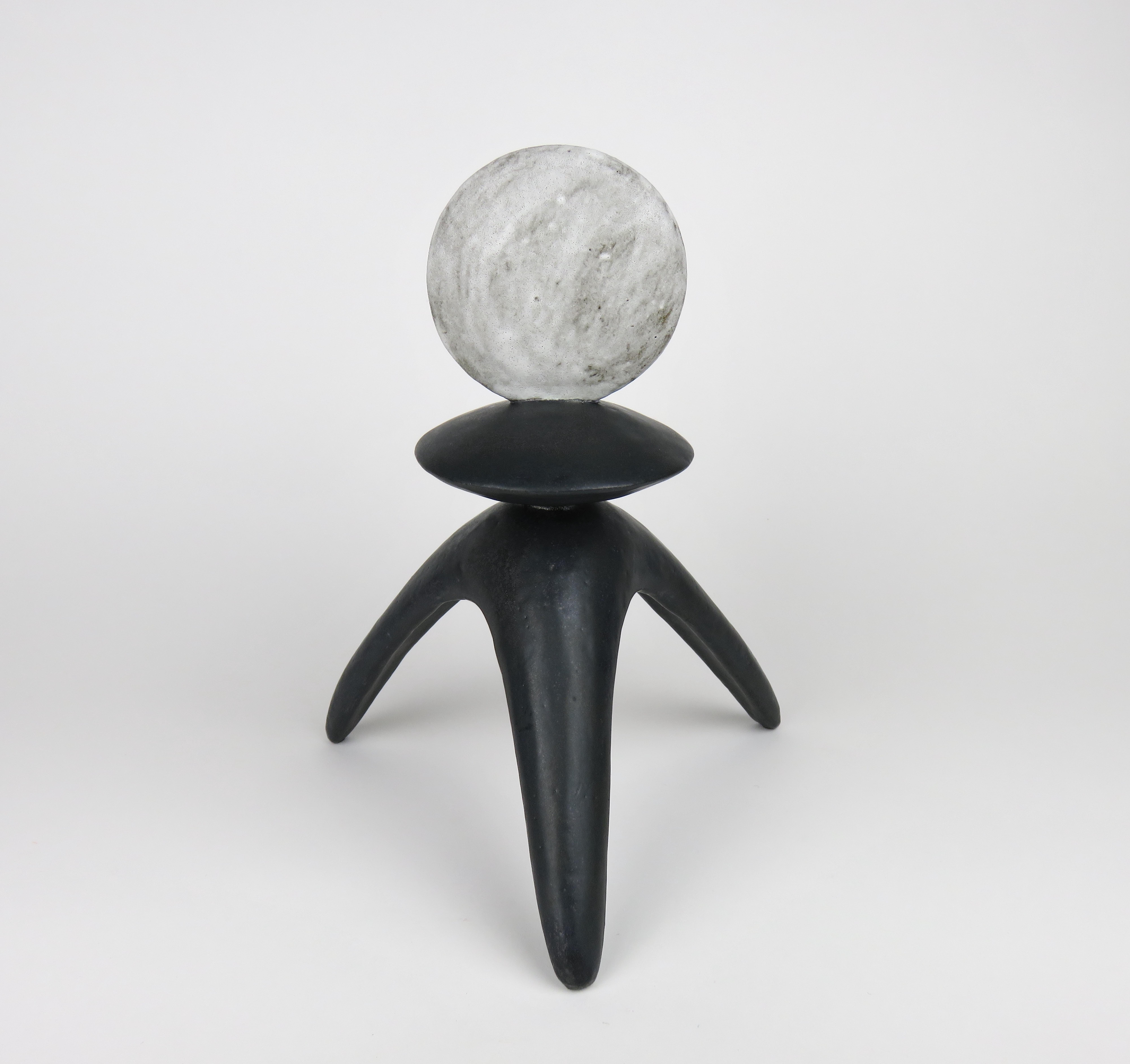 Moon Phase-Totems, Weiß auf schwarzen Beinen, handgefertigte Keramik von Helena Starcevic im Angebot 3