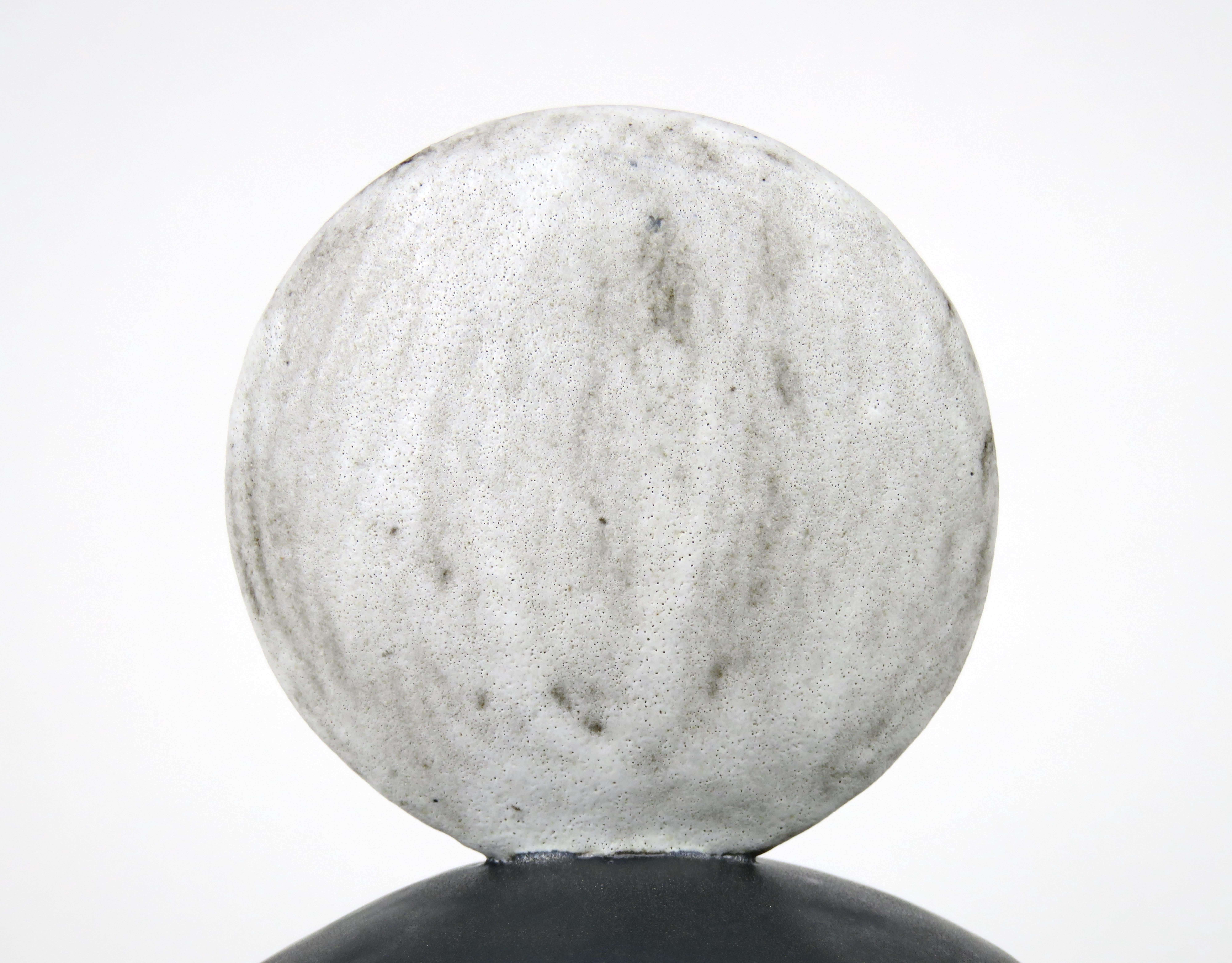 Moon Phase-Totems, Weiß auf schwarzen Beinen, handgefertigte Keramik von Helena Starcevic im Angebot 8