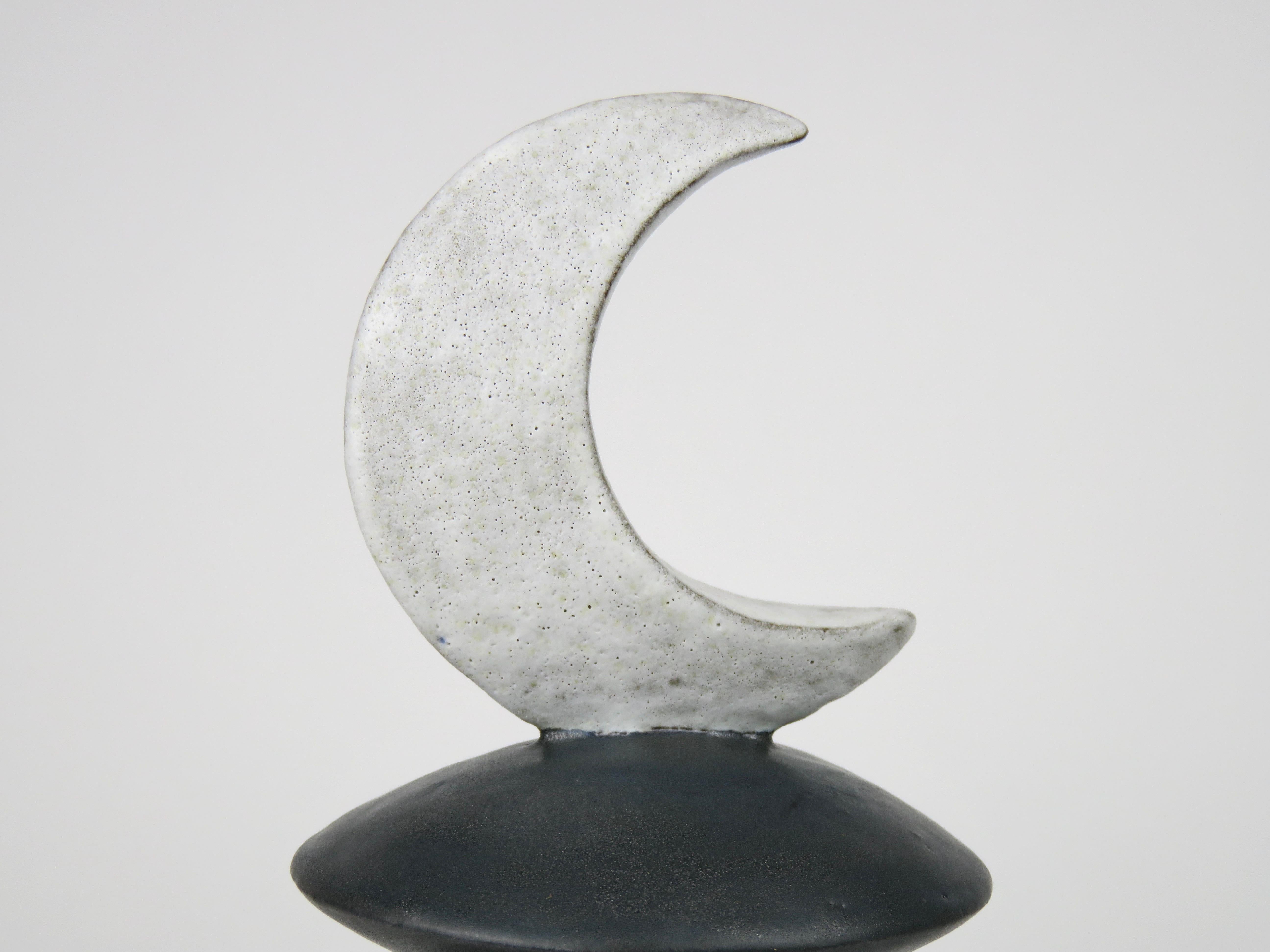 Moon Phase-Totems, Weiß auf schwarzen Beinen, handgefertigte Keramik von Helena Starcevic im Angebot 9