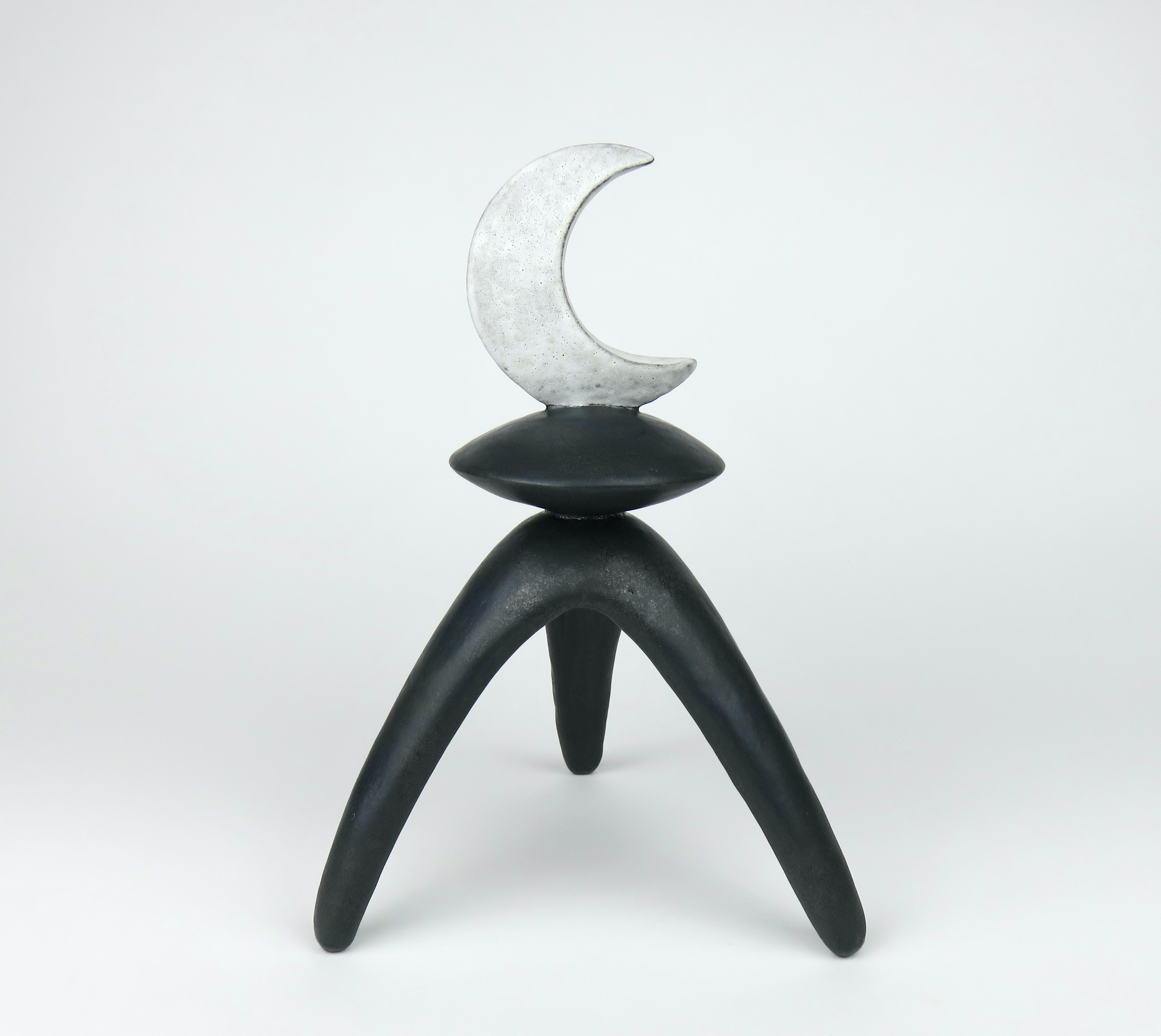 Moon Phase-Totems, Weiß auf schwarzen Beinen, handgefertigte Keramik von Helena Starcevic (Organische Moderne) im Angebot