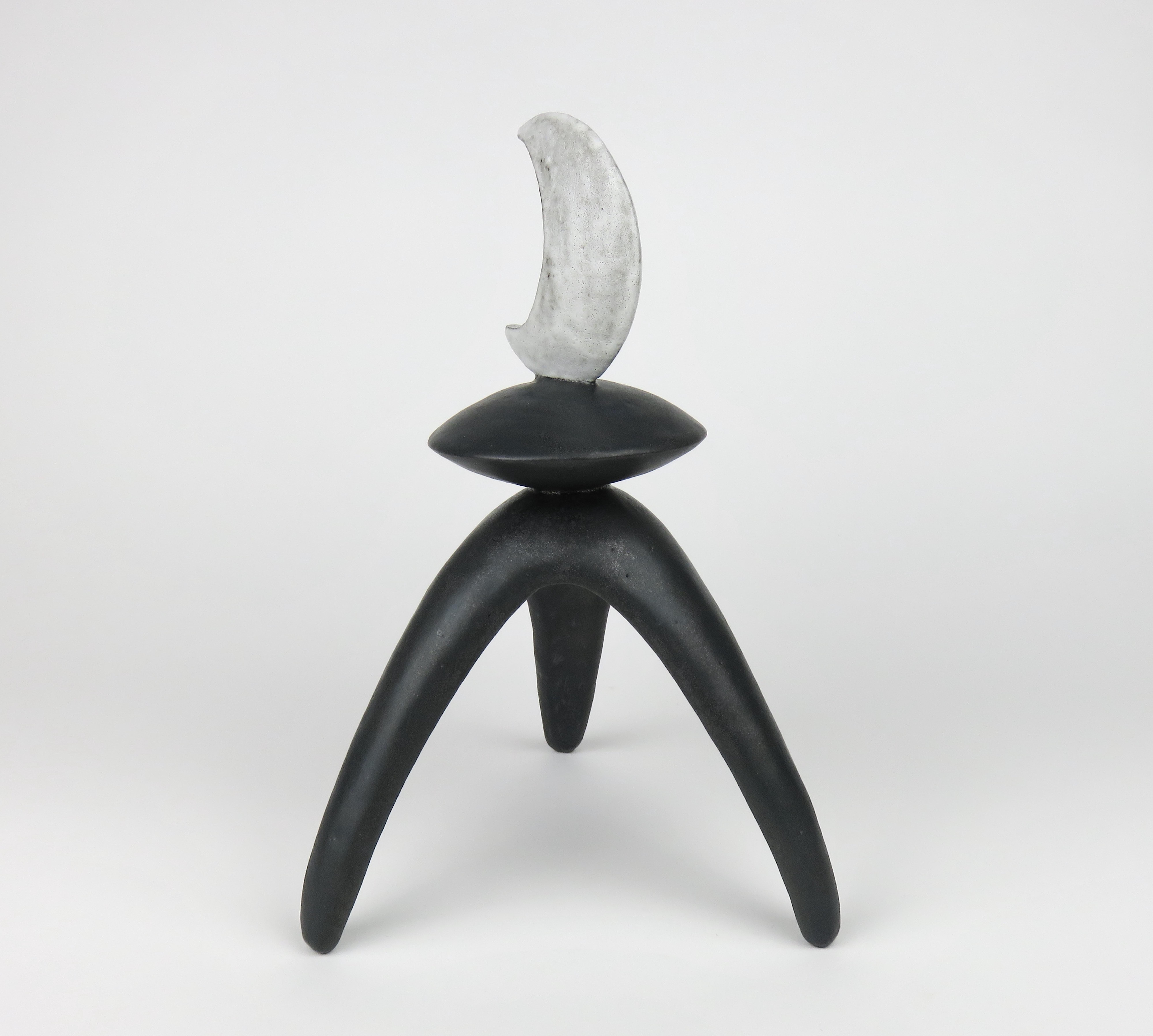 Moon Phase-Totems, Weiß auf schwarzen Beinen, handgefertigte Keramik von Helena Starcevic (amerikanisch) im Angebot