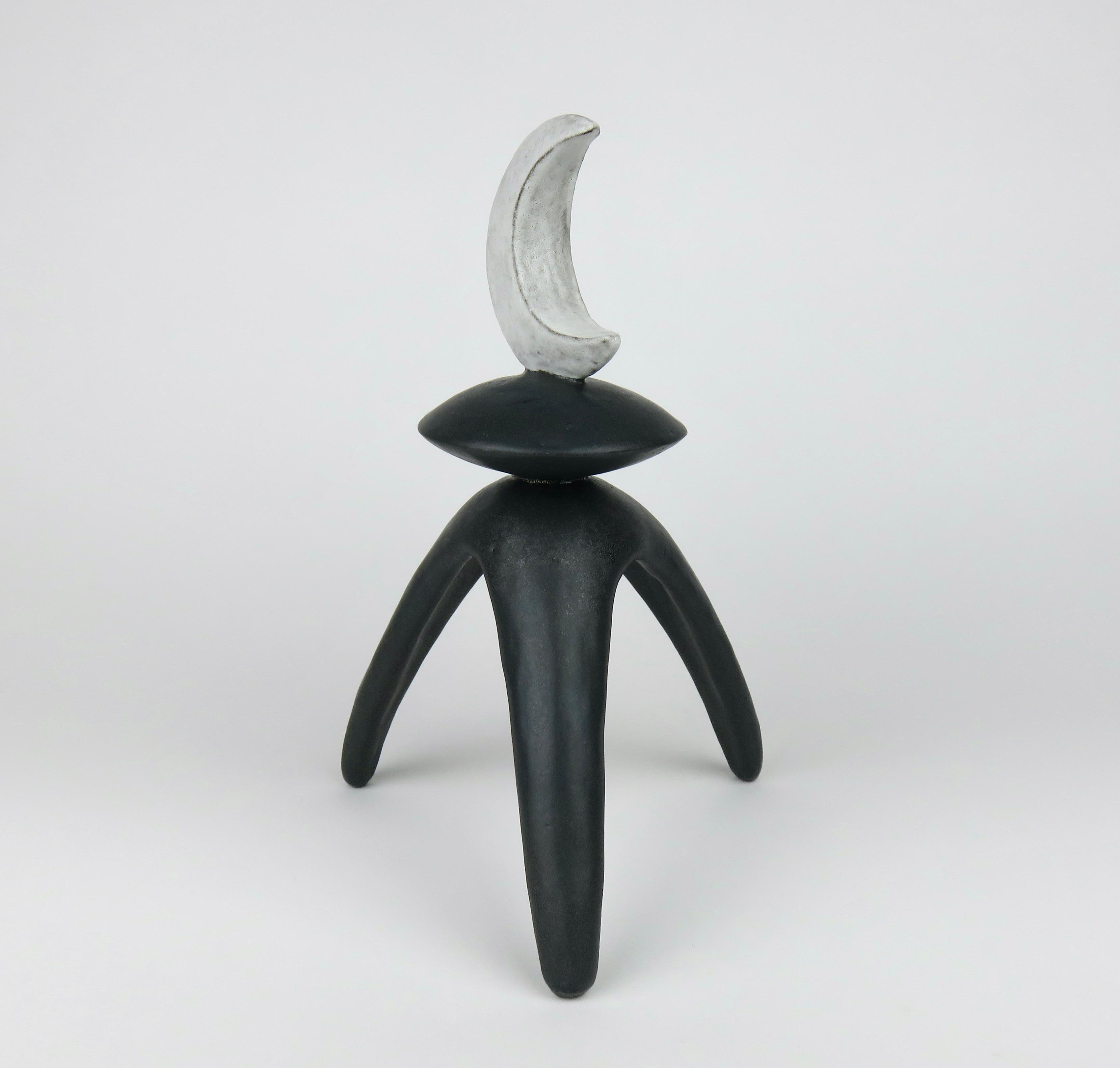 Vernissé Totems de phase de lune, pieds blancs sur pieds noirs, céramique fabriquée à la main par Helena Starcevic en vente