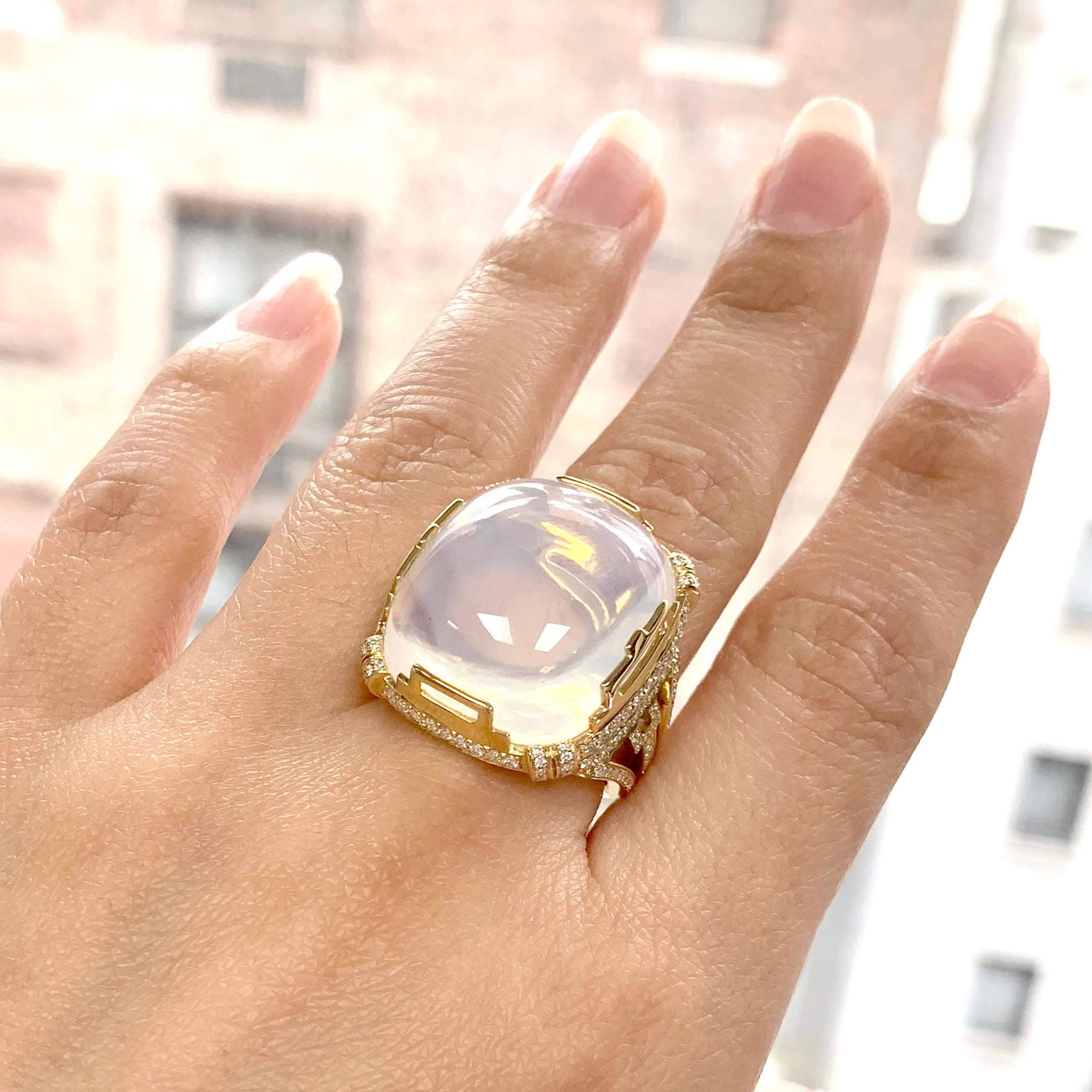 Bague en or jaune 18 carats avec cabochon en forme de coussin en quartz lunaire et diamants, de la Collection 'Rock 'N Roll'. 

Taille de la pierre : 21,50 x 19,50 mm

Diamants : G-H / VS, Approx. Poids : 1,02 carats 