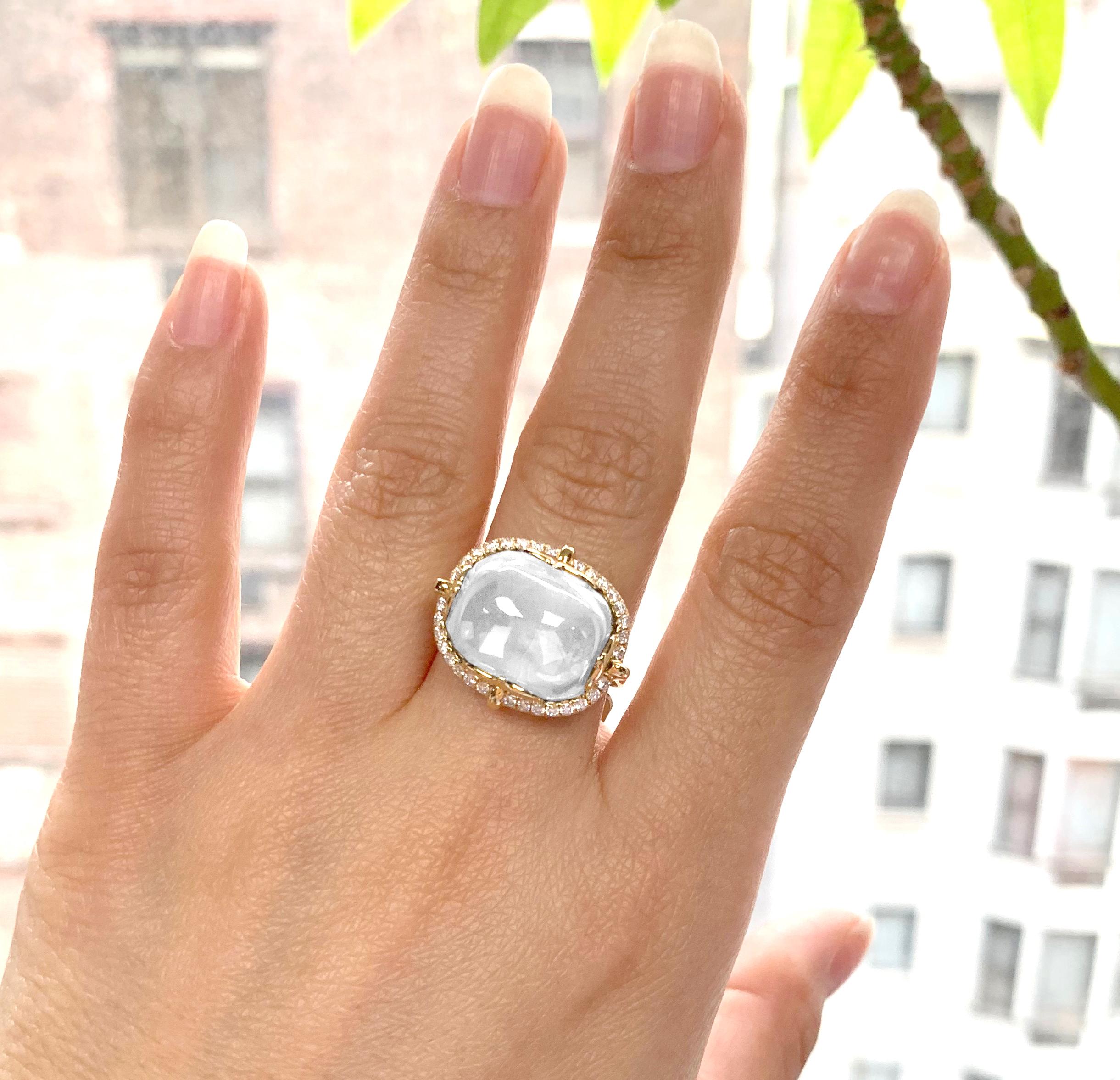 Mondquarz Cushion Cabochon Ring in 18K mit Diamanten, aus 'Rock 'N Roll' Kollektion.
Bitte rechnen Sie mit einer Lieferzeit von 2-4 Wochen für diesen Artikel.

Steingröße: 16 x 13 mm 

Diamanten: G-H / VS, Ungefähres Gewicht: 0.34 Karat
