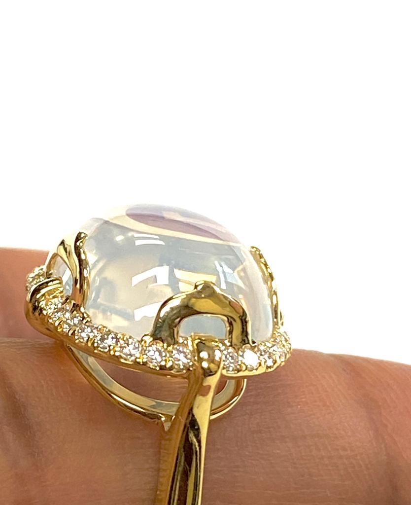 Ring mit Goshwara-Kissen Cabochon Mondquarz und Diamant (Kissenschliff) im Angebot